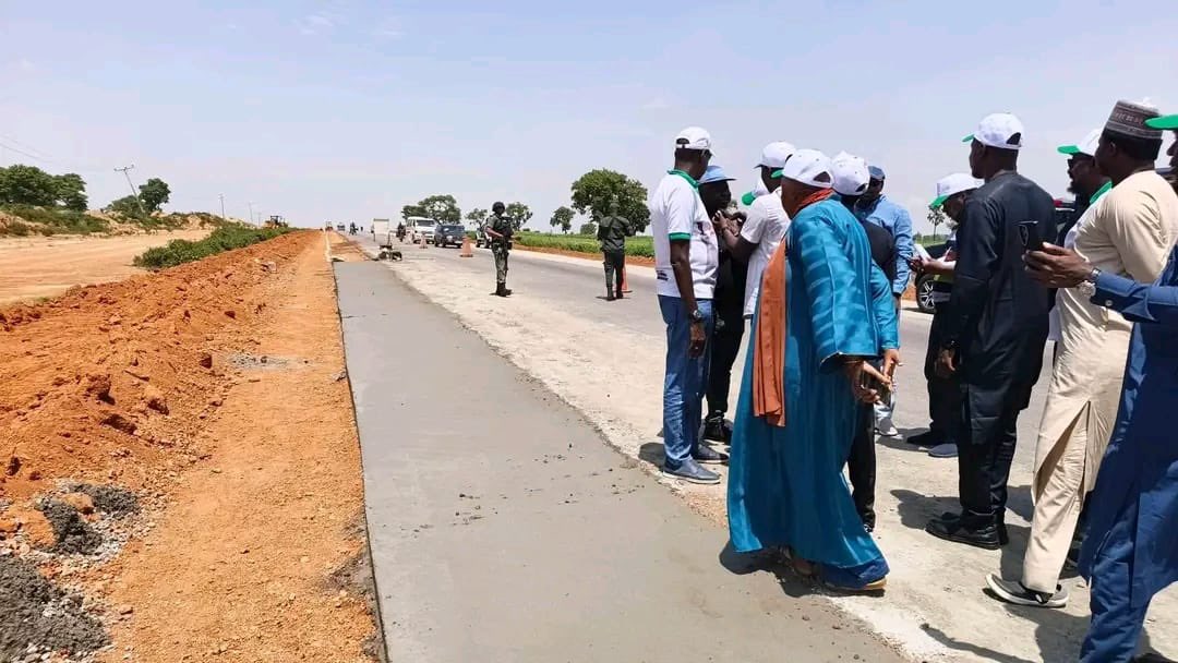 Ahmad_Gogel's tweet photo. Gani ya kori ji: The ongoing Zaria–Funtua–Gusau–Sokoto Dual Carriageway project is poised to enhance connectivity, facilitate trade, create jobs, and drive economic growth across Northern Nigeria.

The project tour gave journalists the opportunity to witness the progress firsthand, highlighting the Federal Government’s commitment to delivering critical infrastructure under President Bola Ahmed Tinubu’s #RenewedHope Agenda.