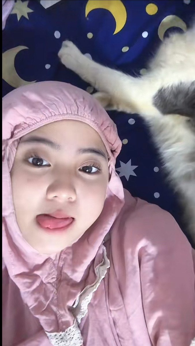 nanatchu17's tweet photo. Subuhan Bareng kucing. Tapi maunya subuhan sama kamu https://t.co/jFKOnOHZHv