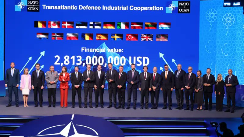 SireneOznur's tweet photo. Le Parisien:

➖"“Hızlıyız, reflekslerimiz güçlü”: Türkiye Avrupa savunması için nasıl vazgeçilmez hâle geldi?

Donald Trump’ın NATO müttefiklerine savunma bütçelerini artırmaları yönünde baskı yaptığı bir dönemde Ankara, Avrupa’ya yoğun şekilde drone, zırhlı araç ve mühimmat ihraç ediyor."