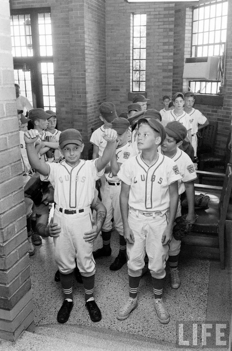 Jimfrombaseball's tweet photo. "Kids also played baseball at Alcatraz.
Residents enjoyed taking part in America’s pastime.
Games took place on the parade ground."
Little League teams being searched before entering the Alcatraz penitentiary for a game.
Francis Miller, 1961 https://t.co/iKOB8RLOlO