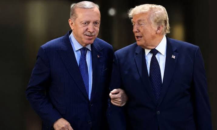 DafnesiFilizin's tweet photo. Birinci fotoğrafta sarayı ve CB’nı kullanıp poz vermenin bedeli 300 bin $..
DOLANDIRICIK HİKAYESİ

İkinci fotoğrafın bedeli ise 3 MİLYAR DOLAR..

Bizim olanları almak için verdik… https://t.co/SnIlKUH1wI