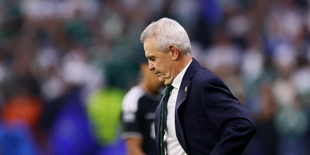 InfobaeCam's tweet photo. Qué les dijo Javier Aguirre a sus jugadores después de ser eliminados ante Inglaterra en el Mundial 2026 https://t.co/ilkKsGIOH0 https://t.co/1aOuJjV4fm