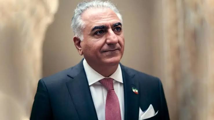 surena_iran_'s tweet photo. مبارزِ خستگی‌ناپذیر و حقیقی کیست؟

برخی او را با نامِ رضا پهلوی می‌شناسند.

بسیاری از ما ، او را شاه می‌نامیم. 
#جاويدشاه‌
#KingRezaPahlavi‌ForIran
👑🇮🇷🫡 https://t.co/EcHkKcXxks