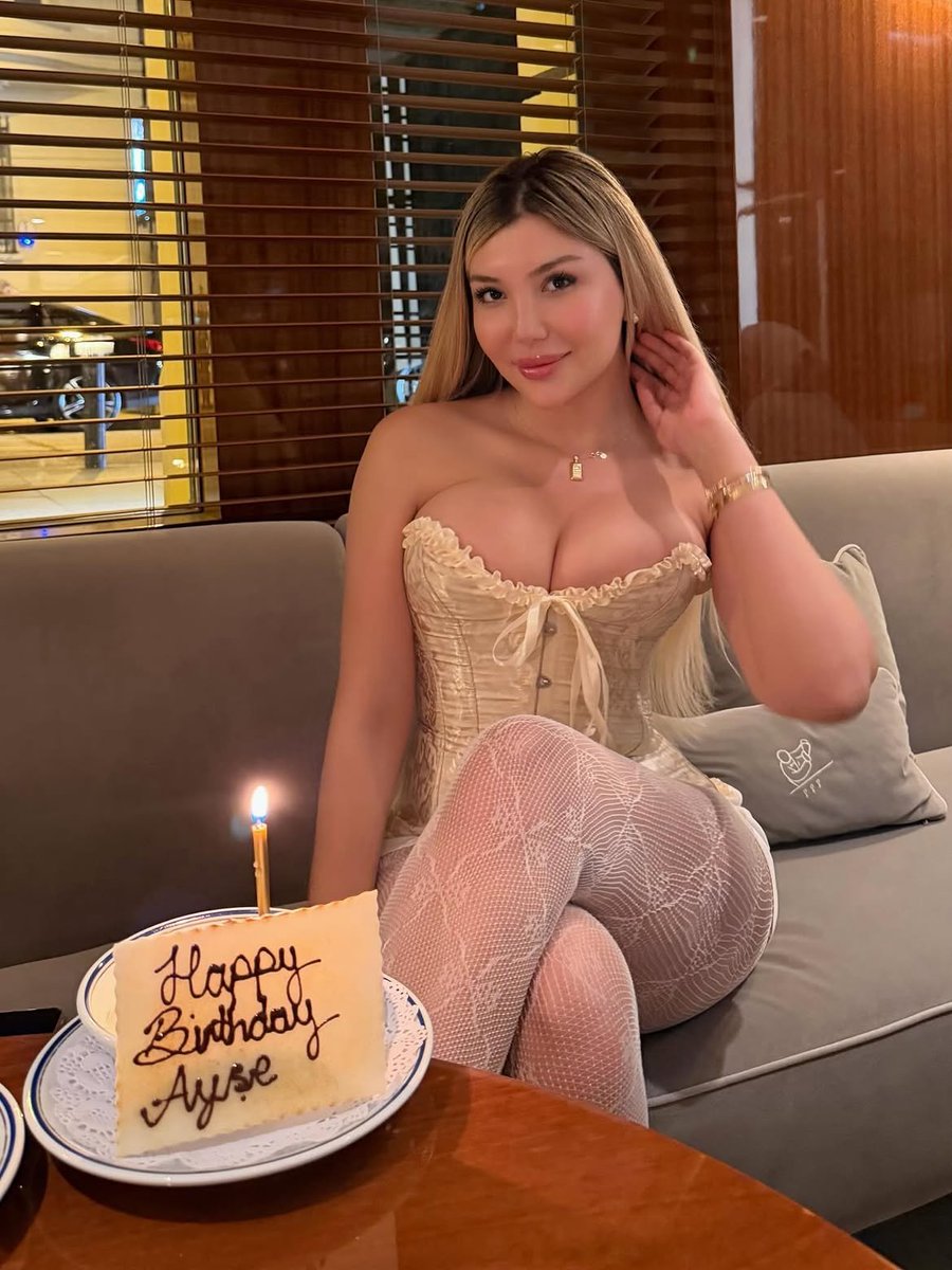 popglint's tweet photo. Turkish-origin Ayşe Özyürek has 2,975 Instagram subscribers who pay her 80 TL per month.

- Özyürek reportedly earns an average gross income of 230,000 TL per month by offering exclusive photo content to her subscribers. https://t.co/Vp7lv9F1Rh