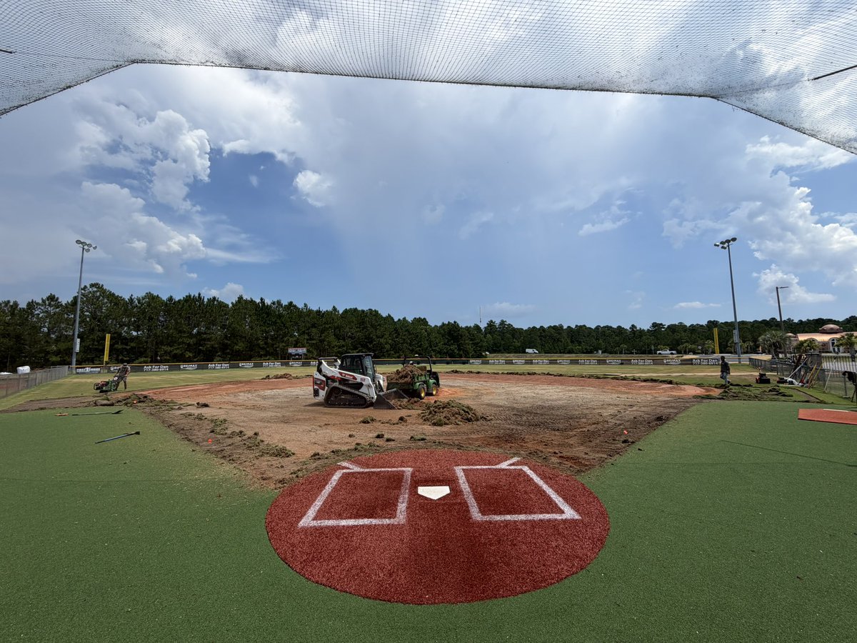 ModernTurfSport's tweet photo. That’s a wrap for the Carolina Forest Community Sports Complex. Complete infield rip out, regrade, and new sod. Along with a skin laser grade. Great over head pics of the process on this one. And we can’t wait to see the kids back on this field in the fall. #weworkyouplay https://t.co/UA4AZfHpXf