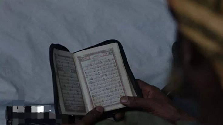 lkjhfddyrd's tweet photo. Üşengeçlik sana çöktüğünde, şu zikre sarıl:

"Lâ havle ve lâ kuvvete illâ billâh."

İbn Teymiyye şöyle der:

"Diline en çok doladığın zikir 'Lâ havle ve lâ kuvvete illâ billâh' olsun. Çünkü ağır yükler onunla taşınır, zorluklara onunla göğüs gerilir ve yüksek derecelere onunla ulaşılır.

İbn Kayyim el-Cevziyye ise şöyle der:

"Bu sözün; zor işleri kolaylaştırmada, meşakkatlere katlanmada, hükümdarların ve korkulan kimselerin huzuruna çıkmada, tehlikelere atılmada hayret verici bir etkisi vardır. Ayrıca fakirliği gidermede de tesiri vardır."