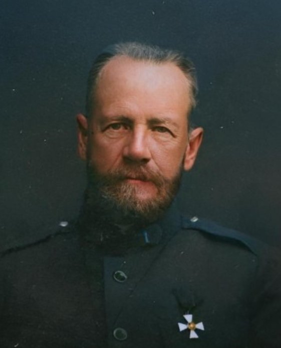 Cogito1918's tweet photo. Brawurowo zdobył Wilno dla Polski,
ograł dyplomację i rzucił wyzwanie
całemu światu.
Generał, który zbuntował się na
rozkaz.
Prawdziwy as polskiej strategii.

W październiku 1920 świat zamarł.
Generał Lucjan Żeligowski
"wypowiedział posłuszeństwo"
polskiemu dowództwu.
Zamiast odwrotu, ruszył prosto na
Wilno.

Dla Ligi Narodów: renegat
i międzynarodowy skandal.
Dla Piłsudskiego: genialne
narzędzie do realizacji tajnego
planu.
Dla Polaków: wyzwoliciel i twórca
Litwy Środkowej.

Mistrzowsko odegrał rolę
zbuntowanego, ratując Wilno dla
Polski bez wywoływania oficjalnej
wojny.
To była jedna z najbardziej
spektakularnych i bezczelnych akcji
geopolitycznych XX w.

Walczył też w I wojnie światowej,
wojnie z Ukraińcami i bolszewią.

9 VII 1947 odszedł na wieczną wartę
GEN. LUCJAN ŻELIGOWSKI.

Wieczna cześć Mu i chwała!