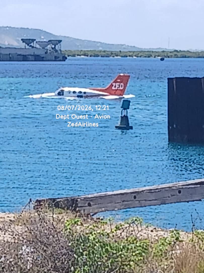 BasenVerite's tweet photo. Un incident #aérien s'est produit ce mercredi 8 juillet lorsqu'un avion reliant #Cap-Haïtien à #Port-au-Prince a été contraint d'effectuer un #atterrissage d'urgence dans le secteur de #Lafito. L'appareil, un #Cessna 402B, transportait deux #passagers et un pilote. Dans un #communiqué publié après l'incident, la compagnie a indiqué qu'aucune victime ni perte en vie #humaine n'ont été enregistrées. Les trois occupants ont été pris en charge et une #enquête sera menée afin de déterminer les causes de l'atterrissage #forcé. En attendant les conclusions des autorités, la #compagnie affirme que la sécurité de ses opérations est sa principale priorité.
#Basen_Verite