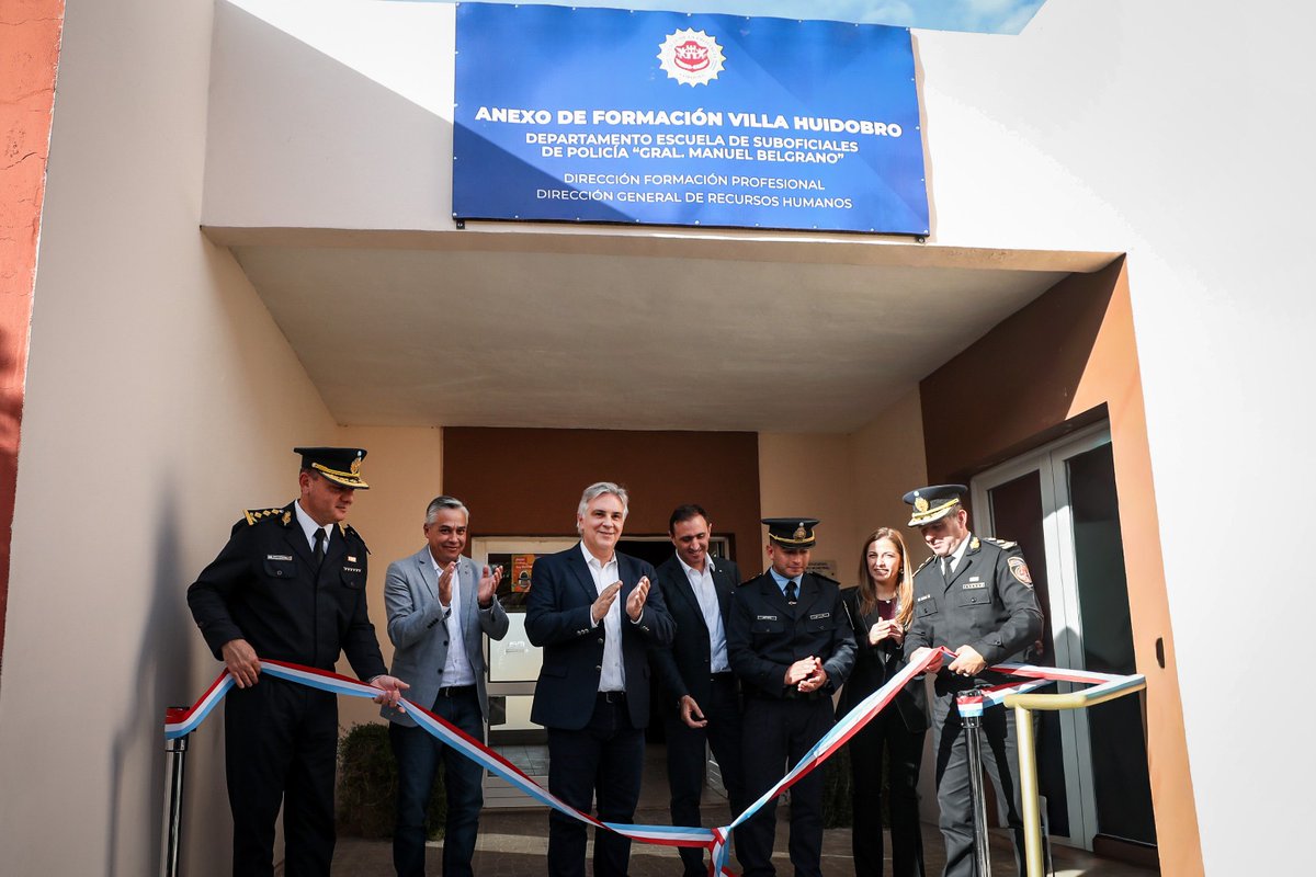 gobdecordoba's tweet photo. #Ahora | El gobernador @MartinLlaryora recorrerá este miércoles el departamento #GeneralRoca, donde realizará anuncios vinculados a #educación, #seguridad y #salud.

🫱🏻‍🫲🏼Las iniciativas forman parte de la política provincial de inversión para impulsar la #infraestructura, ampliar el acceso a la #educación, consolidar el sistema de #salud y acompañar el trabajo de las instituciones del interior.

📌 Durante la recorrida, el mandatario provincial visitará las localidades de #VillaHuidobro y #HuincaRenancó.

🇦🇷 En Huinca Renancó cerrará la agenda con la Velada Patria por el #DíaDeLaIndependencia, un encuentro que reunirá a vecinos e instituciones para conmemorar una nueva fecha patria.

#HacerParaCrecer