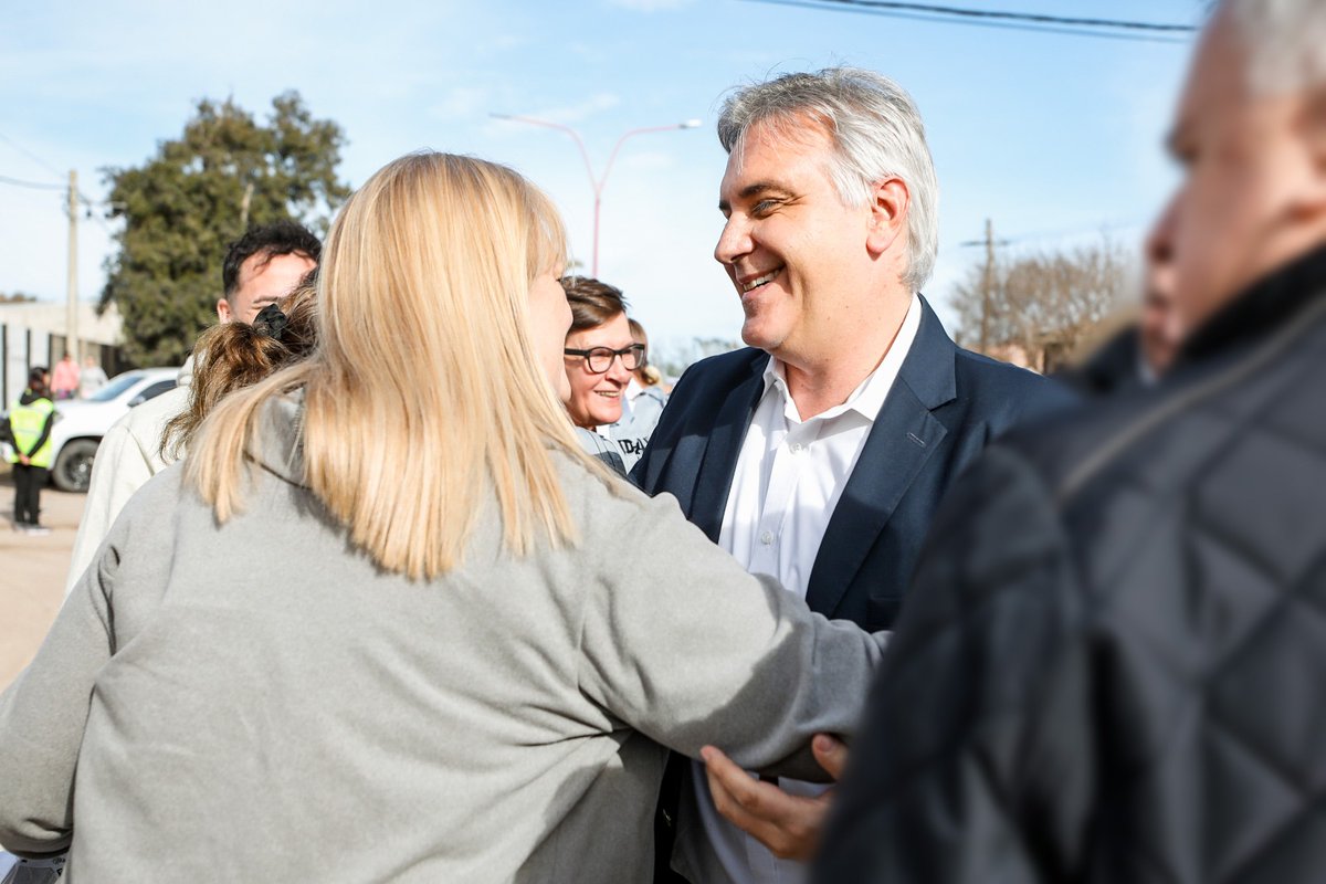 gobdecordoba's tweet photo. #Ahora | El gobernador @MartinLlaryora recorrerá este miércoles el departamento #GeneralRoca, donde realizará anuncios vinculados a #educación, #seguridad y #salud.

🫱🏻‍🫲🏼Las iniciativas forman parte de la política provincial de inversión para impulsar la #infraestructura, ampliar el acceso a la #educación, consolidar el sistema de #salud y acompañar el trabajo de las instituciones del interior.

📌 Durante la recorrida, el mandatario provincial visitará las localidades de #VillaHuidobro y #HuincaRenancó.

🇦🇷 En Huinca Renancó cerrará la agenda con la Velada Patria por el #DíaDeLaIndependencia, un encuentro que reunirá a vecinos e instituciones para conmemorar una nueva fecha patria.

#HacerParaCrecer