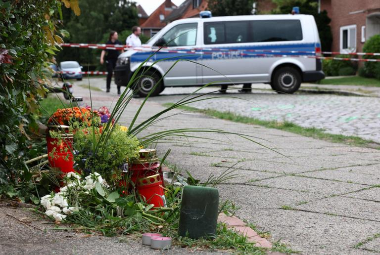 BJilge's tweet photo. Die Hamburger Morgenpost berichtet, dass Zeugen beobachteten, wie der Fluchtwagen in Stade  bereits mit laufendem Motor vor dem Gebäude auf den mutmaßlichen Schützen wartete und nach den Schüssen fluchtartig den Tatort verließ. [1, 2, 3, 4]
Aus strafrechtlicher Sicht belegen solche Zeugenaussagen meist eine geplante Flucht. Der laufende Motor deutet darauf hin, dass der Fahrer jederzeit abfahrbereit war, um den Tätern eine sofortige und lückenlose Flucht zu ermöglichen.