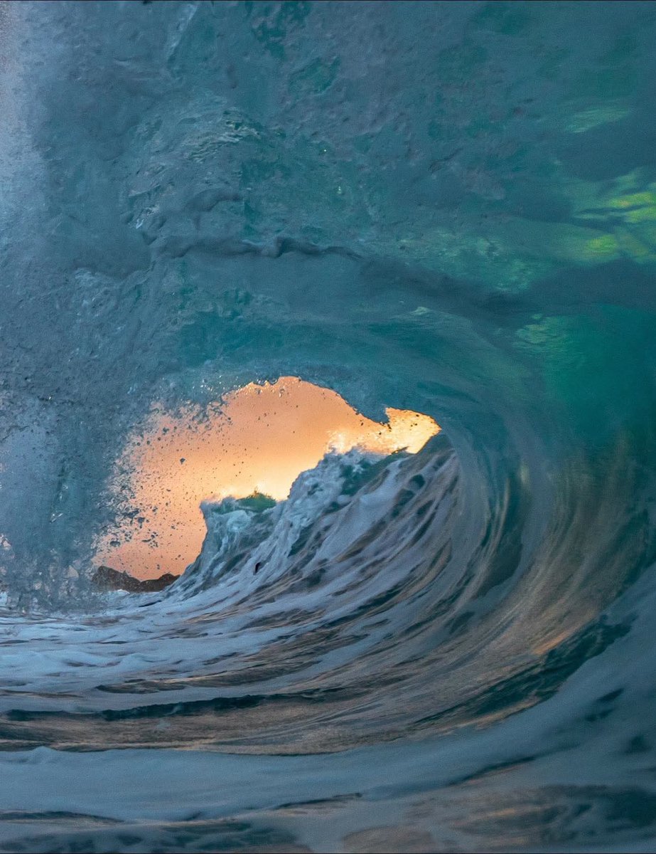 DNatives67667's tweet photo. Sunset wave on the North Shore of Oahu, Hawaii 🌅 https://t.co/jZeLh9oTvR