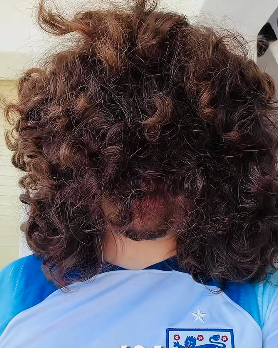 Footballtweet's tweet photo. 🚨 The famous Manchester United fan who refuses to cut his hair until the team wins five matches in a row has now reached 634 days, and his hair is now completely covering his face. 😭 https://t.co/PB2twcJkb7