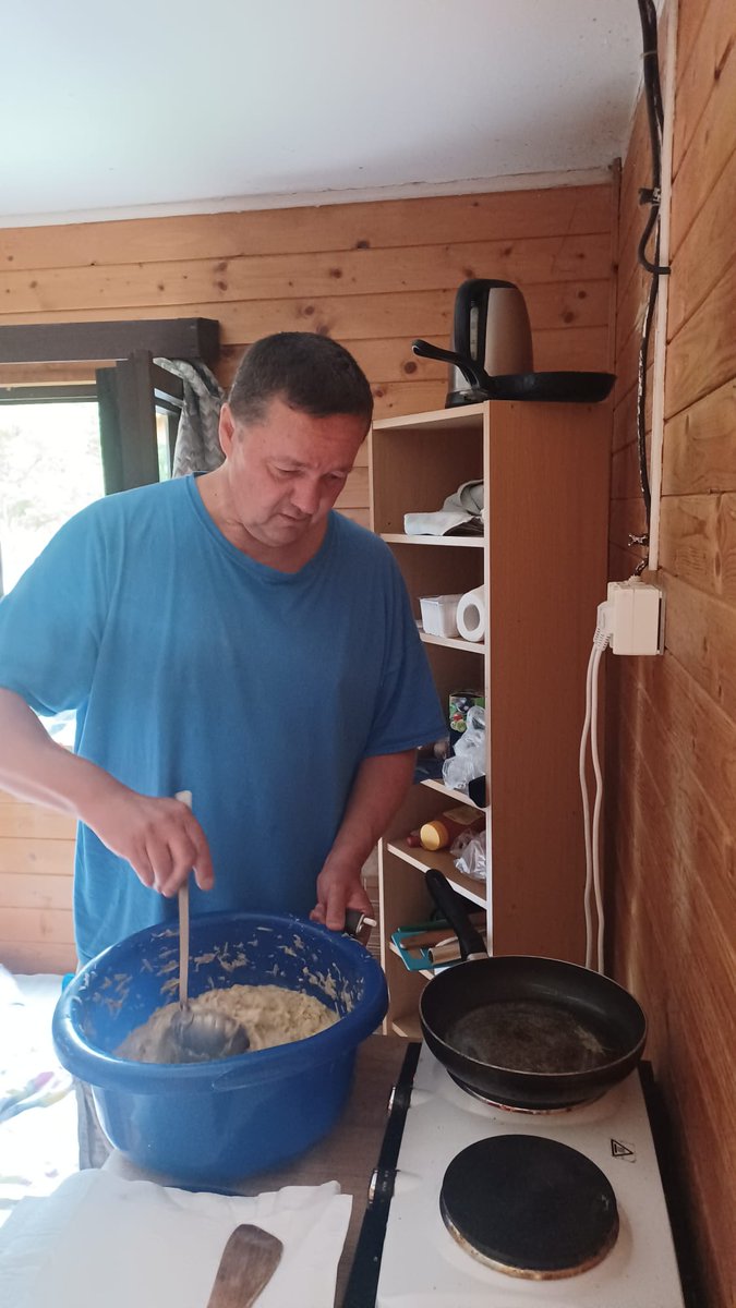 TomVrbka5's tweet photo. Ený a Nýmo doma trpí, zatímco se páníček válí u Berounky https://t.co/Eh56RoQOru