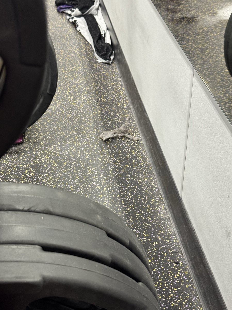 _vcasas_'s tweet photo. @PlanetFitness vale que paguemos una cuota de 15€ al mes, pero no es de recibo que el gimnasio de Parquesur esté así, lleno de suciedad en la sala y en los vestuarios. 
La verdad que da un poco de reparo dejar cualquier cosa apoyada en el suelo, porque te la llevas fina 😰😰 https://t.co/kgqXCFdmNQ