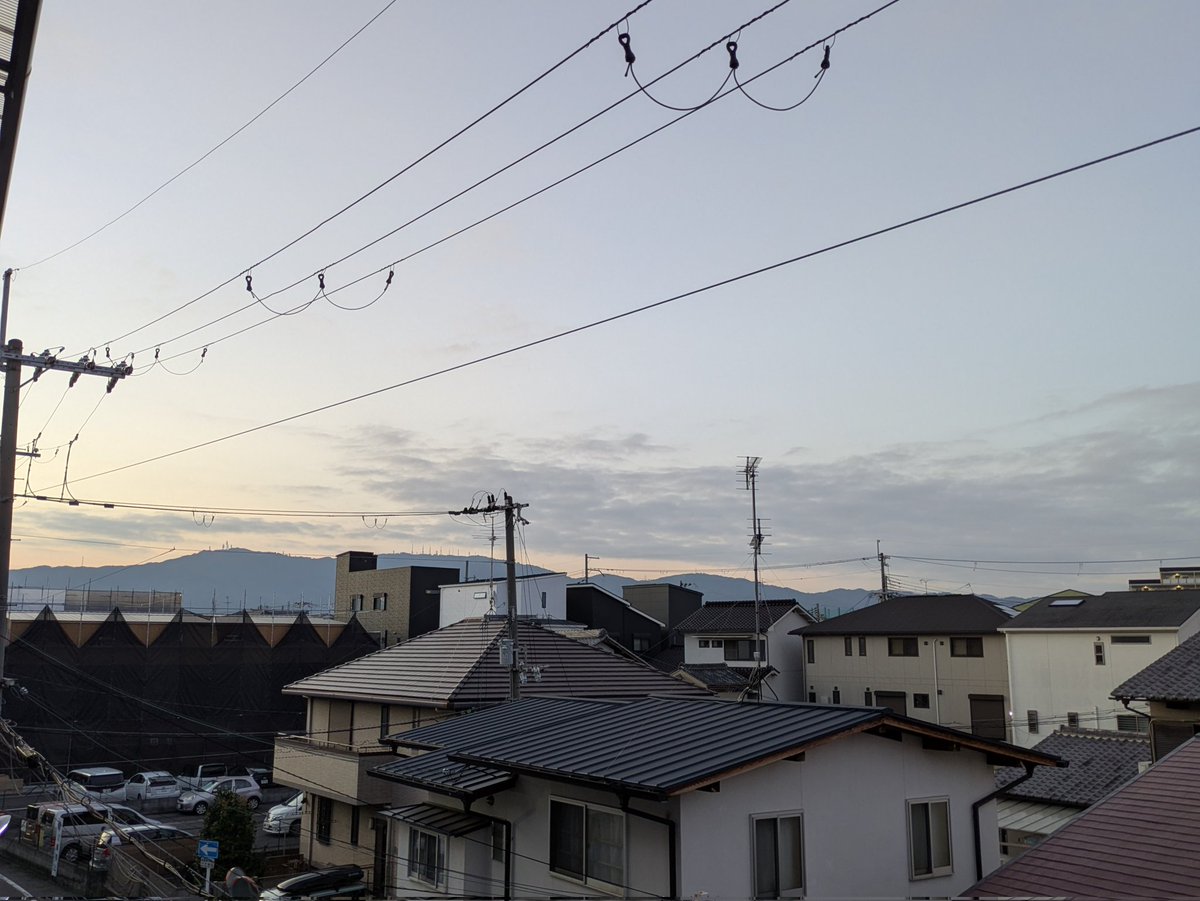 enu_sk's tweet photo. 令和8年7月9日(木)
いつもより少し早い朝
当地は昨日梅雨明けしました
夏が本気を出す☀予報
暑さ対策してくださいね
意識は前へ向けて　ふぁいっ！
#おはようございます
お元気スマイル前見て上見て
今日も一日あなたらしく自分らしく
どうか穏やかなあなたで居て下さい
#朝日 #生駒山 #アサソラ https://t.co/Pt3kLRtiKb