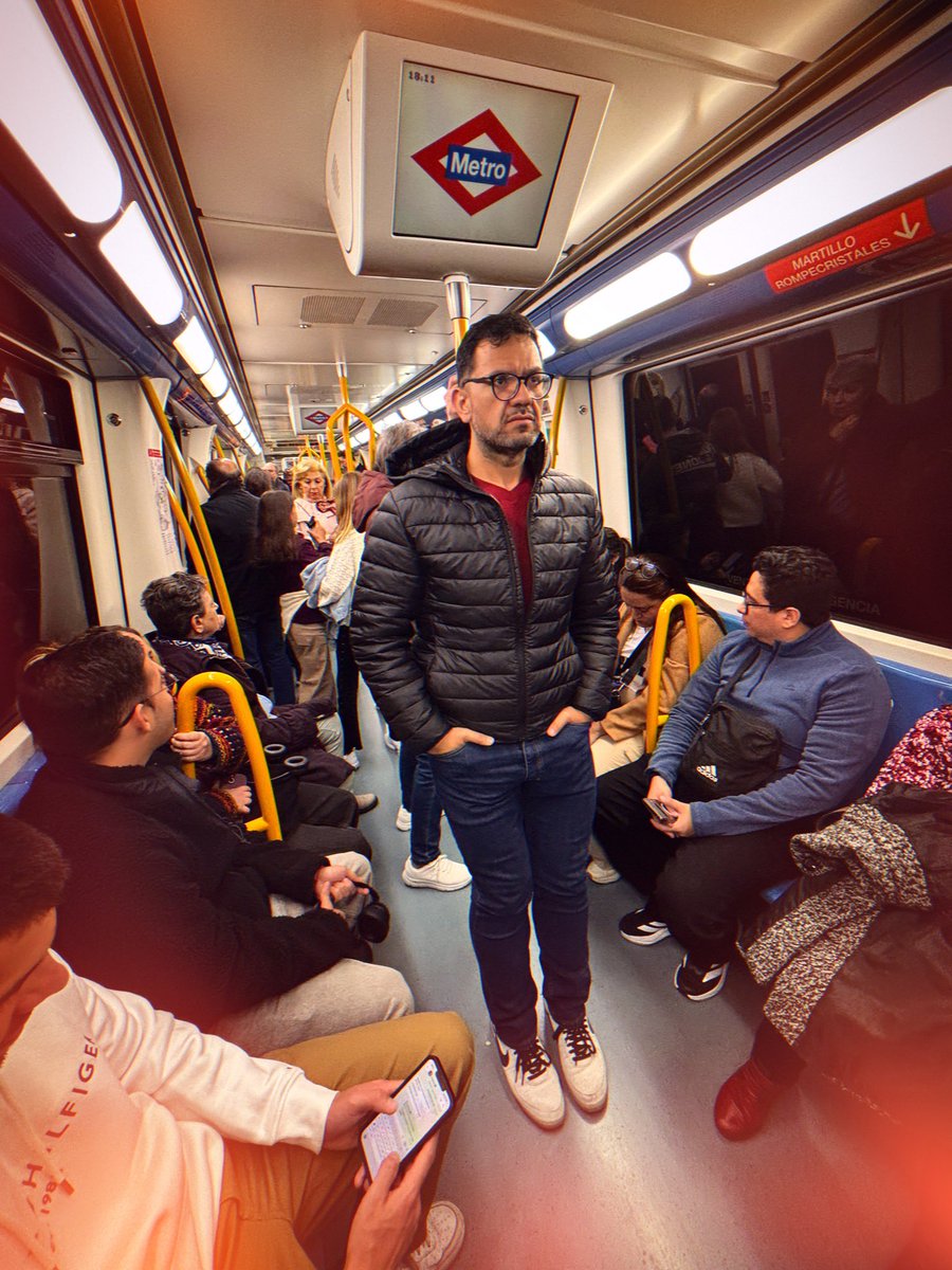 SoriaCharls's tweet photo. En una ciudad donde todos tienen prisa, también se disfruta el trayecto. 🚇🇪🇸✨ 

📍Madrid. Metro, estación Tirso de Molina https://t.co/4sfQFyPUbv
