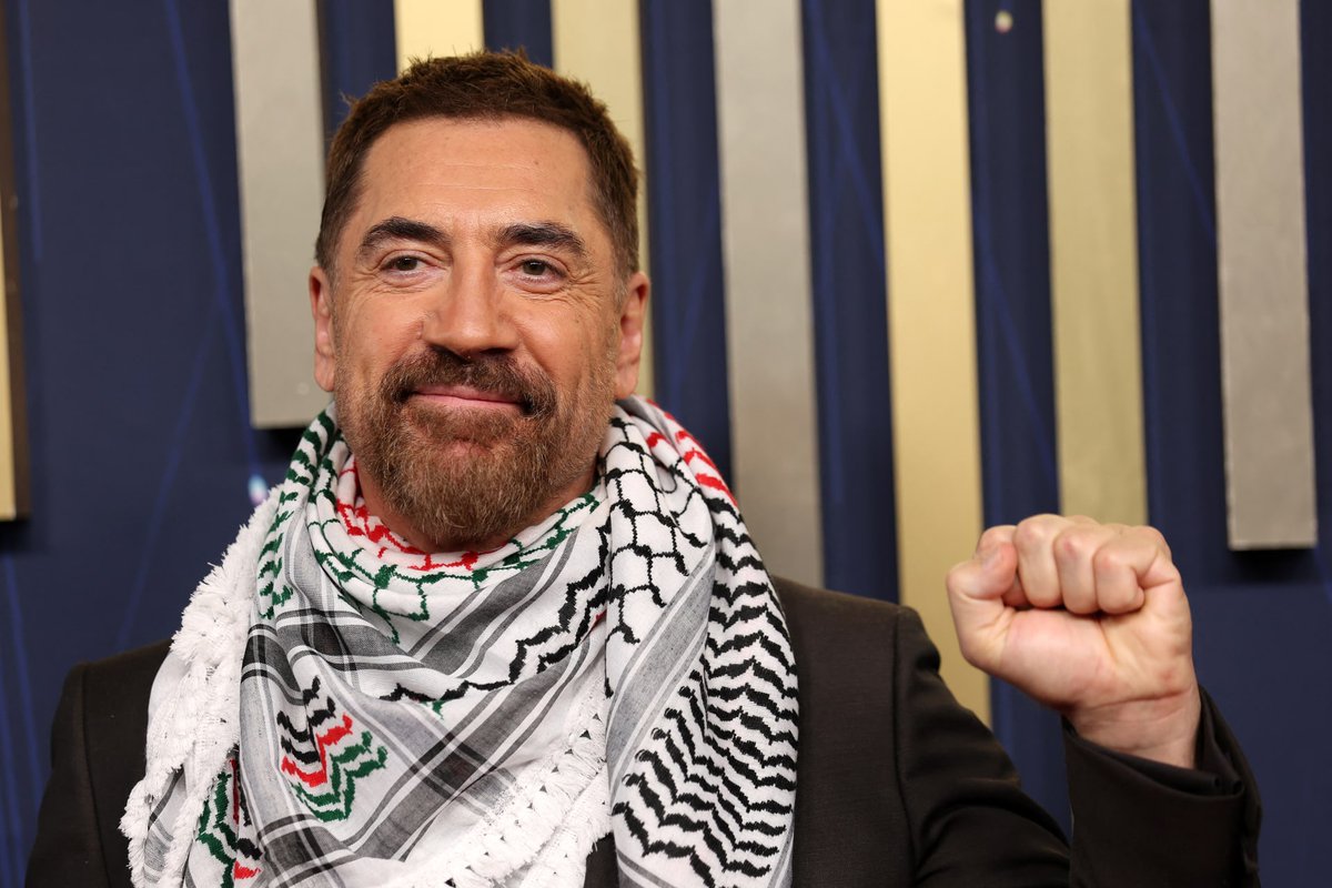 Celebs__Arabic's tweet photo. مشجع فلسطيني يدعوا النجم الأسباني خافيير بارديم الشهير بموقفه الداعم لفلسطين لمنزله: "حينما تتحرر فلسطين أنت مدعوا لمنزلي".

خافيير يرد: "كل صوتي سأقدمه لفلسطين، شكرًا". https://t.co/eWGQy52HwU