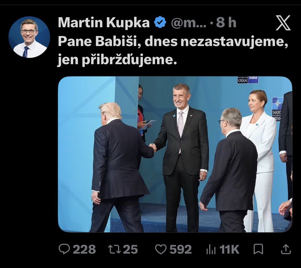 MarekStonis's tweet photo. @ODScz se za předsednictví @P_Fiala infantilizovala - ideově, personálně i komunikačně.
Dnes Fiala a jeho hysterický nástupnický klon @makupka okomentovali podání ruky Donald Trump - @AndrejBabis na summitu NATO téměř identickým “železničním humorem.”
Když máte infantilní opoziční stranu, nelze být ovšem překvapen, že její lídři nejsou schopni jiného, než infantilního humoru.
Ale možná, že i ten léčí a vyhraje jim volby, kdo jsem já, abych soudil humory.