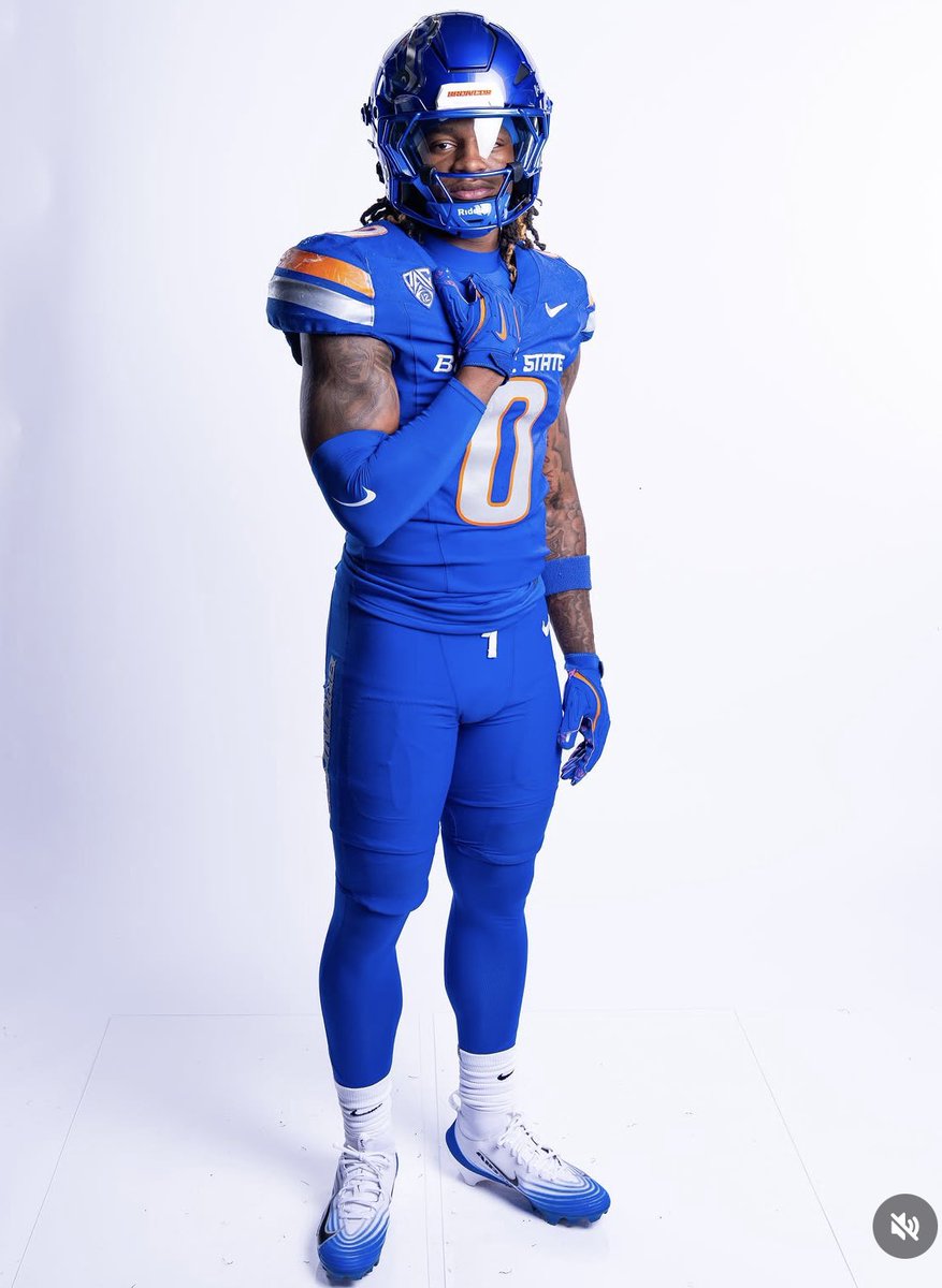 BoiseStUniforms's tweet photo. If we could also get this sock/compression pant combo added in it’d be the cherry on top. Used heavily in the past. Just please don’t get rid of the all blue to do it if it ever does get added 🙏🏻🙏🏻 @Equipment_Guru https://t.co/0TjtJzQMIh