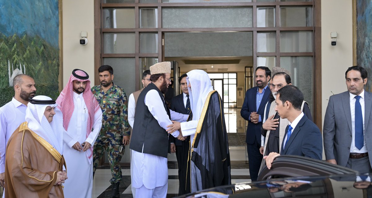MWLOrg's tweet photo. مساءَ اليوم، وتلبيةً لدعوة رئيس مجلس الشيوخ، ورئيس المحكمة العليا، ورئيس الجامعة الوطنية:
وصَلَ معالي الأمين العام، رئيسُ هيئة علماء المسلمين، فضيلةُ الشيخ د.#محمد_العيسى @MhmdAlissa إلى ال��اصمة الباكستانية "إسلام آباد".
وكان في استقبال فضيلته ووفد الرابطة عددٌ من أصحاب الفضيلة والمعالي الوزراء وأعضاء مجلس الشيوخ.
وسيُلقي معاليه كلمةً في مجلس الشيوخ، ويواصِل الحوار حول المحاضرة التي ألقاها في المحكمة العليا في 24 / 4 / 1447هـ، الموافق 16 / 10 / 2025م، بطلب من المحكمة حول: "الوئام بين أتباع الأديان" في محاورها الثلاثة: "العدالة"، "الرحمة"، "التعايش"، والقضايا الفكرية والقانونية ذات الصلة.
كما سيُحاضِر في الجامعة الوطنية، ويلتقي القياداتِ الحكوميةَ، وعلماءَ باكستان، ويشارك -إلى جانب دولة رئيس الوزراء- في مؤتمر مُنظّمة التعاوُن الإسلامي للمرأة: "التحدّيات وسُبُل المُضِيّ قُدُمًا".
