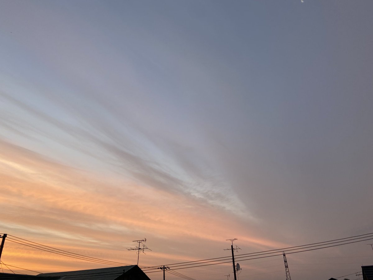 yoshimi23654's tweet photo. 今日は7月9日木曜日✨
只今の外気温18℃ 
天気予報では最高気温
29℃まで上がるらしい︎︎☁
昨日早く寝たのもあって
今朝3時台くらいから
起きてる😅
そのおかげもあって綺麗な
朝焼けが見れた☺️

#イマソラ
今朝3時47分の空模様 https://t.co/Rd5Y8kOYbF