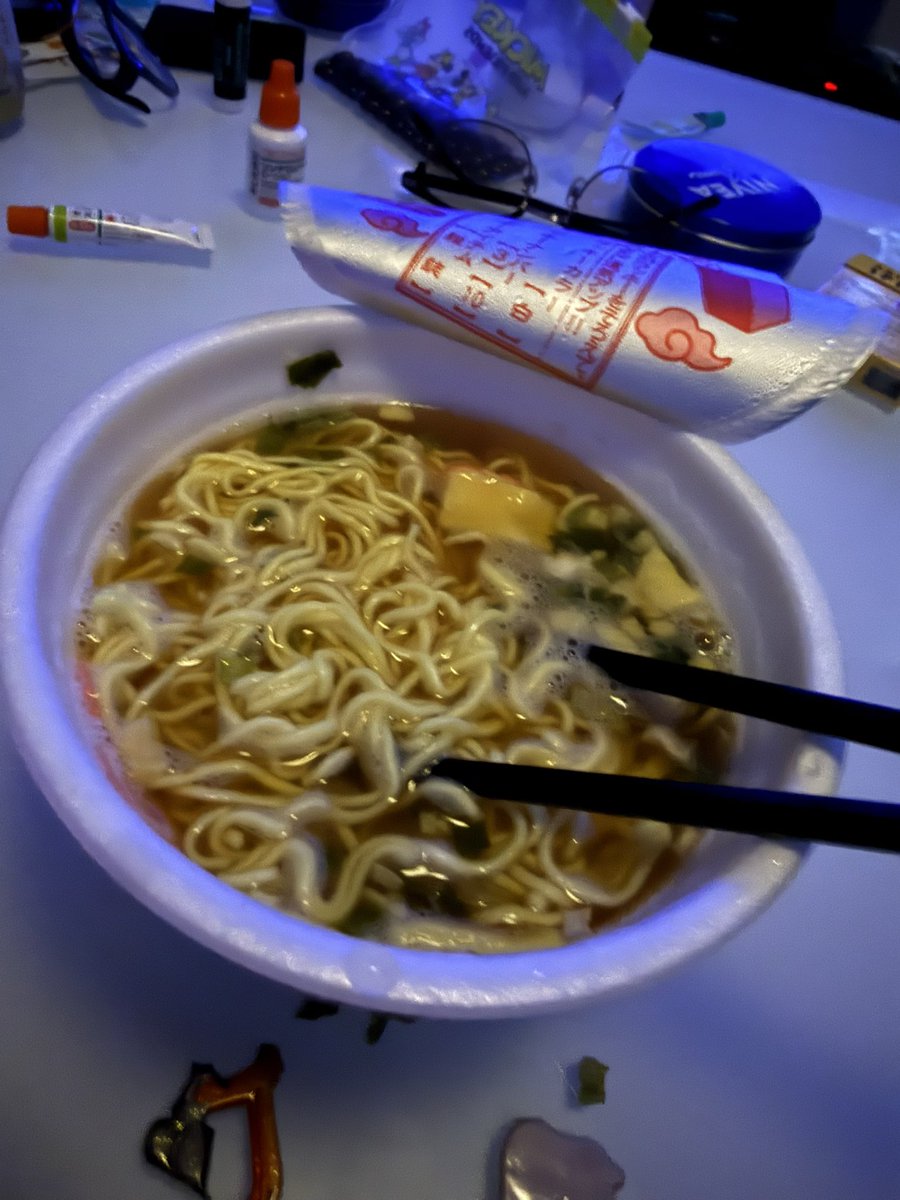 RockEeNeN's tweet photo. リビングで寝落ちした
息子に気をつかって
腹をみたすだけのカップラーメンが
世界一に美味いわ。

今日は
酔ってけ浜町ビアフェスタ2026

開催を願いながらも
もしも
雨天で厳しい場合。
ええねん
19時から開放。
フード持ち込みOK。

酔ってけには
寄って行って下さいね🙇 https://t.co/K82X4hYkGn