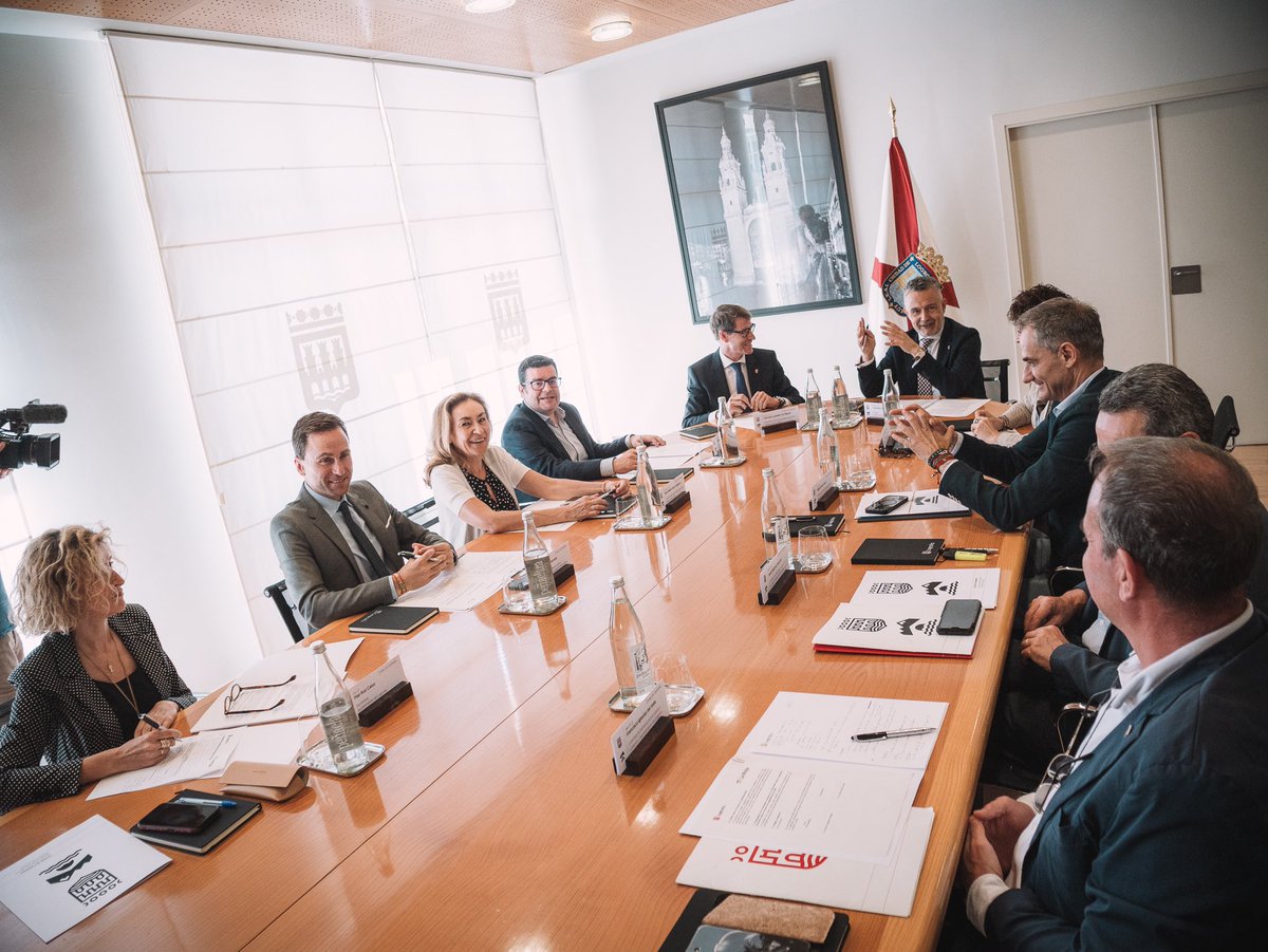 daniosesr's tweet photo. 🤝 Hoy hemos firmado el Convenio de Capitalidad con el que destinamos más de 3 millones de euros que contribuirán a reforzar el papel que juega Logroño en la prestación de servicios al conjunto de la región. https://t.co/ei9CZpMLP2