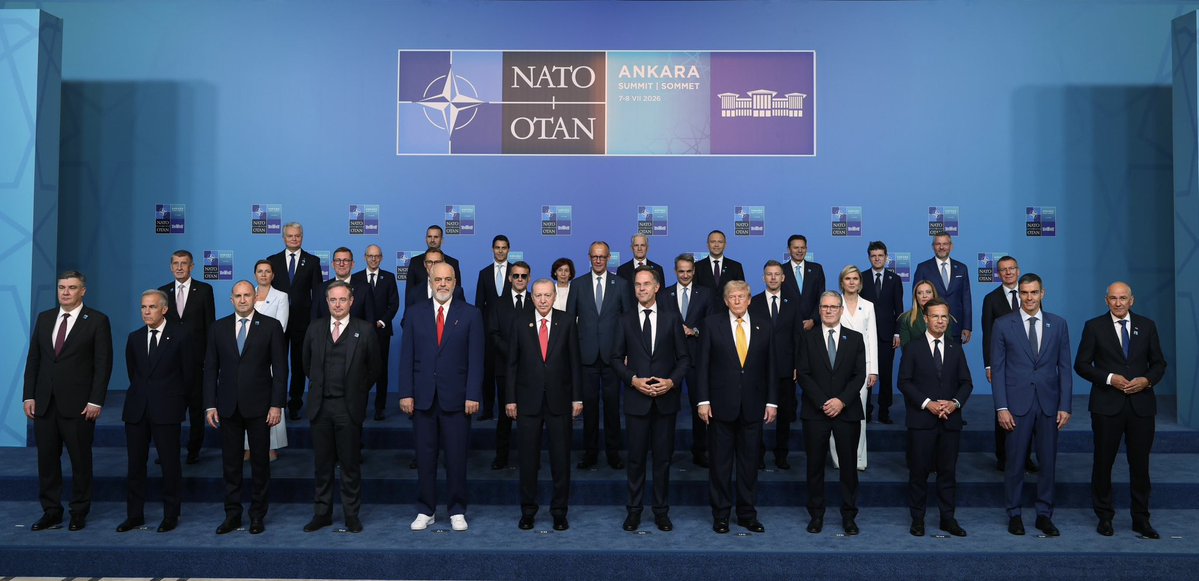 HakanFidan's tweet photo. 7-8 Temmuz 2026 tarihlerinde Ankara’da ev sahipliği yaptığımız NATO Zirvesi başarıyla tamamlandı.

Bu tarihi Zirve’ye tüm Müttefiklerin lider düzeyinde katılmış olması, ülkemize ve Sayın Cumhurbaşkanımıza duyulan güvenin bir göstergesidir.

NATO’nun dönüşümüne dair yoğun tartışmaların sürdüğü kritik bir dönemde düzenlenen Zirve’de, Avrupa-Atlantik güvenliğinin gündemindeki önemli meseleler etraflıca ele alındı.

NATO 3.0 vizyonu çerçevesinde daha güçlü bir NATO içinde daha güçlü bir Avrupa’nın temelleri atıldı.

Ülkemizin 22 yıl aradan sonra NATO Zirvesi’ne yeniden ev sahipliği yapmasına imkân sağlayan stratejik vizyonu ve güçlü liderliği dolayısıyla Sayın Cumhurbaşkanımıza şükranlarımızı sunuyoruz.

Zirve hazırlıkları sırasında yakın çalışma yürüttüğümüz NATO Genel Sekreteri Rutte’ye ve Müttefik ülke Dışişleri Bakanlarına teşekkür ediyoruz.

NATO Ankara Zirvesi’nin ülkemizin ve tüm Müttefiklerimizin huzuru ve güvenliği için hayırlı olmasını diliyoruz.