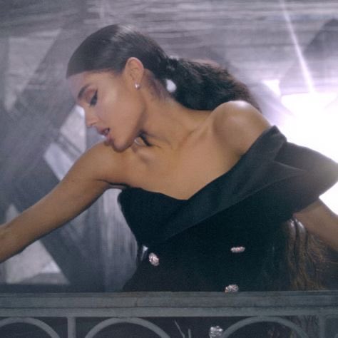 luc4dti's tweet photo. Honestly would love to see Ariana bring out the wavy/curly pony out for tour it's such a underrated hairstyle of hers https://t.co/lGLDtesO6o