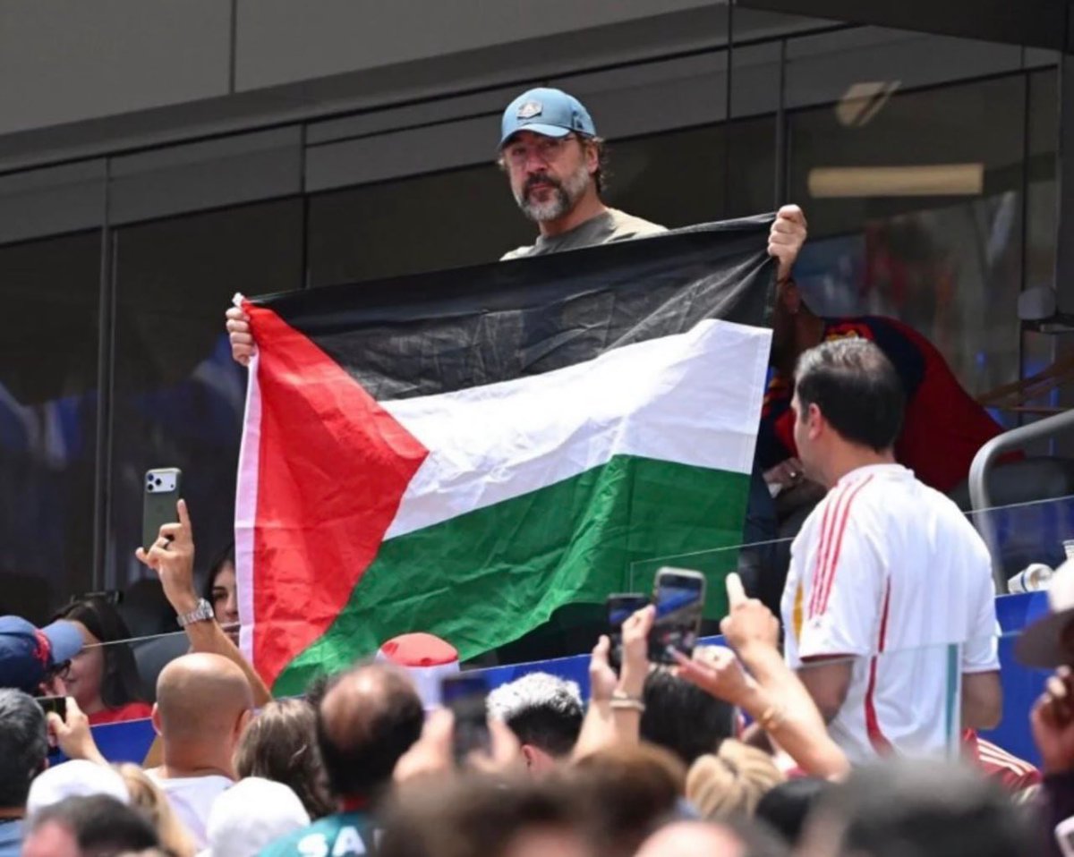 الممثل الإسباني العالمي خافيير بارديم يرفع العلم الفلسطيني في مباراة إسبانيا والنمسا في كأس العالم خافيير لا يفوت أي فرصة للتحدث باسم فلسطين