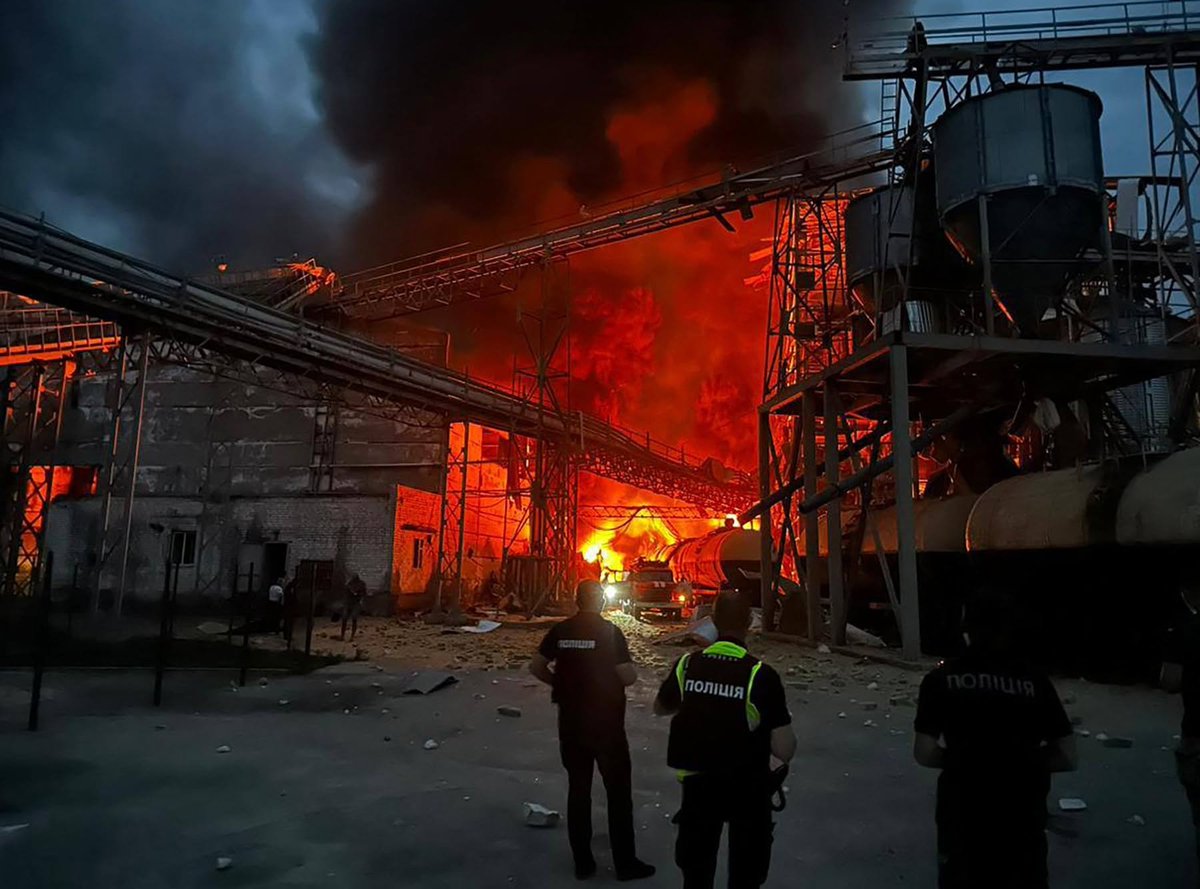 MichaFiszer's tweet photo. Środki ciężkości Rosji w wojnie z Ukrainą

W powszechnym mniemaniu zwycięstwo w wojnie to podbój wrogiego terytorium. Ale co dalej? Amerykanie zapanowali nad terytorium Afganistanu, podbili również Irak. I co im z tego przyszło? W Iraku przynajmniej ustanowiono państwo demokratyczne które nie ma zamiaru wszczynać wojen z sąsiadami, ale to państwo okazało się tak słabe, że straciło część swojego terytorium na rzecz samozwańczego Państwa Islamskiego, Dlatego albo zrobi się tak, jak w starych wiekach, kiedy władca dokonywał brutalnego ludobójstwa na zajętych terenach, albo chociaż wysiedlimy z niej lokalną ludność i wypędzimy za granice (jak zrobili Sowieci z Tatarami Krymskimi czy z Polakami za wschodnią granicą, a Polacy z Niemcami na tzw. Ziemiach Odzyskanych), albo trzeba ludzi jakoś do swojej władzy ludność przekonać. 

Niekoniecznie zwykłą perswazją, można ich zmanipulować dezinformacją, zastraszyć, złamać psychicznie, ale koniecznie trzeba ich jakoś mentalnie „spreparować”. Jeśli tego nie zrobimy, trafimy na silny opór, będziemy się zmagać z rebeliami, strajkami, napadami, z aktywnym oporem który okaże się straszliwie wyczerpujący dla okupanta. Z tego właśnie powodu swego czasu, kiedy było na to jeszcze dość sił, Rosja nie podbijała Ukrainy. A teraz to już nawet nie jest w stanie, więc pozostaje młócić jak obecnie, a w końcu Ukraina nie wytrzyma presji, jej siły i chęci zostaną wyczerpane, a ludzie opadną z sił i poddadzą się agresorowi zrezygnowani i apatyczni. 

A jak może temu przeciwdziałać Ukraina i czym będzie jej zwycięstwo? Oczywiście całkowite zwycięstwo Ukrainy to odzyskanie całego utraconego terytorium, zachowanie suwerenności przyjęcie do NATO lub choćby uzyskanie jakichś realnych gwarancji bezpieczeństwa od potencjalnych sojuszników, czyli tych którzy sami się czują zagrożeni atakiem ze strony Rosji. 

Oni po prostu pomogą Ukrainie, bo w ten sposób pomagają sobie, realizując własny interes mają szansę zrealizować i ukraiński. Lepiej bronić się z daleka od własnych granic, niż na własnym terytorium. 
To wszystko jest oczywiście mało realne, ale za to realne może być uratowanie tego, nad czym Ukraina panuje obecnie, czyli zatrzymanie dalszej agresji na tej linii, na której obecnie przebiega front, albo ciut dalej. I nawet jeśli Ukraina nigdy już nie odzyska utraconych terenów, to zachowanie tego co jest przy zachowaniu pełnej suwerenności już będzie wielkim sukcesem. Możliwość wybierania własnych władz, posiadanie wyboru co do kierunku dalszego rozwoju państwa, wybór własnych sojuszy i partnerów, to byłoby wystarczające do spokojnego i dostatniego życia obywateli, pod warunkiem zapewnienia im maksymalnego poziomu bezpieczeństwa. A zatem można się umówić, że właśnie to może być celem ukraińskiego oporu i walki z Rosją. Ale jak to osiągnąć? Jaką obrać strategię? 

Od czasów Claussewitza ludzie mają świadomość, że zmuszenie przeciwnika do pożądanego przez nas zachowania uzyskuje się przez uderzenie w jego tzw. środki ciężkości. Są to obszary, które jeśli zostaną porażone, odbierają przeciwnikowi siłę, bądź możliwości, bądź wolę realizacji swoich celów, sprzecznych z naszym interesem. Przeciwnik odchodzi wówczas powalony na łopatki, niekoniecznie pozbawiony swojej siły, ale niezdolny do realizacji planów, jakie z kolei nas by powaliły na łopatki. 

Znalezienie właściwego środka ciężkości nie jest sprawą łatwą. Z reguły zaczyna się od przywództwa, bowiem oddziaływanie na tych, którzy decydują, daje nam właśnie zamierzony efekt. Ale niekoniecznie. Amerykanie w Iranie zlikwidowali w skutecznych uderzeniach lotniczych dotychczasowych przywódców, a tymczasem ich następcy okazali się niezwykle skuteczni w stawianiu oporu przeciwko USA. Iran wydawał się być zupełnie niewzruszony tym co zaszło, a nowe przywództwo kontynuowało dotychczasową linię państwa. Okazuje się więc, że nawet usunięcie dotychczasowego przywództwa nie zapewnia sukcesu. 

Właściwie Amerykanie nie próbowali szukać innych środków ciężkości. Zaczęli uderzać w ciemno w różne obiekty. Zniszczono główne siły marynarki wojennej i sił powietrznych Iranu, uderzono też na instalacje wojsk lądowych i Korpusu Strażników Rewolucji. Ale irańska machina wojenna wciąż zachowała zdolność do użycia tanich dronów powietrznych i morskich, których zwalczanie okazało się być bardzo kłopotliwe dla Amerykanów. W końcu Amerykanie musieli przystać na kompromis proponowany przez Iran, który ustanawia stan mniej dla Amerykanów korzystny niż przed konfliktem. A to można uznać za przegraną, nie tak miało być.

Jak zatem ma to zrobić Ukraina? Właściwie jedyną szansą jest doprowadzenie do usunięcia Władimira Putina przez jego własnych współpracowników. Jest nadzieja granicząca z pewnością, że ci współpracownicy którzy usuną Władimira Putina, następnie sami zaczną walczyć między sobą o władze. I to będzie właściwy moment, by zatrzymać działania wojenne (będzie im potrzebne choć czasowe zawieszenie broni, albo po prostu wojsko zachowa bierną postawę, czekając na rozstrzygnięcie walk o władze. 

Cały problem polega jednak na tym, że próg przy jakim współpracownicy Putina byliby w stanie działać zgodnie w celu jego usunięcia, jest postawiony bardzo wysoko. W dodatku Władimir Putin odpowiednio zabezpieczył się przed taką sytuacją. Swoje otoczenie zorganizował w ten sposób, że poszczególni decydenci są ze sobą skonfliktowani. Można to zrobić systemowo: tak zorganizować poszczególne stanowiska, by kompetencje poszczególnych instytucji przenikały się, a by granice tych kompetencji i uprawnień nie zostały jasno zakreślone. W ten sposób w toku codziennej działalności musi dojść do konfliktów o zakres władzy i odpowiedzialność takiej czy innej instytucji. Jeśli na przykład zakres kompetencji Federalnej Służby Bezpieczeństwa i Federalnej Służby Ochrony mają jakiś obszar wspólny, to między szefami obu instytucji musi dojść do sporów kto za co odpowiada. Te spory z czasem przeradzają się we wzajemną silną niechęć, a w końcu doprowadzają do otwartego konfliktu. Jak więc w tej sytuacji porozumieć się i działać razem na rzecz zmiany na stanowisku prezydenta Rosji? Jak dogadać się ze śmiertelnym wrogiem i w dodatku zaufać mu, że „nie wystawi” on nas komu trzeba? 

Dlatego Ukraina musi jak najszybciej dojść do tej wysoko postawionej poprzeczki. W pewnym momencie, kiedy władza Władimira Putina będzie już uwierać naprawdę nieznośnie, nawet wrogowie się dogadają. Ale trzeba im dać amunicję, trzeba ich do tego skłonić. To nie może być byle co, to muszą być bodźce obecne bezpośrednio w rosyjskie stolicy. Rewolucje zwykle zaczynają się w stolicach, obalenie władzy rzadko udaje się na prowincji i z założenia bunt trzeba wywołać w samym centrum kraju. A sam bodziec musi być naprawdę silny. 

Dlatego właśnie Moskwa. To musi być widoczne dla mieszkańców stolicy. To muszą być ciosy ośmieszające władze, muszą być upokarzające. Wspomniany fruwająca pokrywa od zbiornika paliwa, która stałą się impulsem do powstania tysięcy ośmieszających Rosję i upokarzających memów mogła przyczynić się do osiągnięcia tego celu o wiele bardziej niż kolejna zniszczona rafineria. Ten zgrzyt zębami rosyjskich przywódców musiał być bardzo silny. Jakim oni się mogą cieszyć szacunkiem ludzi jako rządzący Rosją, jaką powagą, czy ludzie mogą ich podziwiać? Czy na widok swoich przewódców będą wybuchać śmiechem, bo będą oni kojarzeni z nieudolnością, z bezradnością, nieudacznictwem? Zamiast wielkiego kremlowskiego dostojnika ludzie będą widzieli w nim ofiarę losu z fruwającą pokrywą od zbiornika w tle, w odległości 15 km od Kremla. 

Właśnie takie ataki i takie działania mogą skłonić towarzyszy Putina by potajemnie spotkać się na jakiejś daczy i bez świadków i bez mikrofonów FSB czy FSO, albo GRU, poważnie porozmawiać o tym co robić. Jak przejąć władzę i posprzątać cały ten Putinowski bajzel. Jak przywrócić Rosji jej dawną świetność, jak „make Russia great again”, bo przecież sceny jakie rozegrały się ostatnio w Moskwie, a wcześniej w Petersburgu, z wielkością państwa nie mają nic wspólnego. Mamy wrażenie, że Ukraina ma świadomość, jak mocno trzeba uderzyć, by przełamać wzajemną niechęć ludzi, którzy są ze sobą skonfliktowani, by skłonić ich do działania w zgodzie, we wspólnym celu. Dlatego tego rodzaju działań należy oczekiwać częściej i więcej, a szczególnie takich które będą Rosję jeszcze bardziej ośmieszały i jeszcze bardziej upokarzały.

W ten sposób pracuję, zarabiam, obok innej pracy. Jeśli Ci się podoba, to możesz kupić mi kawkę poproszę, a będzie więcej. Obecnie zbieram na ważny cel, nie dla siebie, ale dla bliskiej osoby.  https://t.co/3NOiJ9AkZG