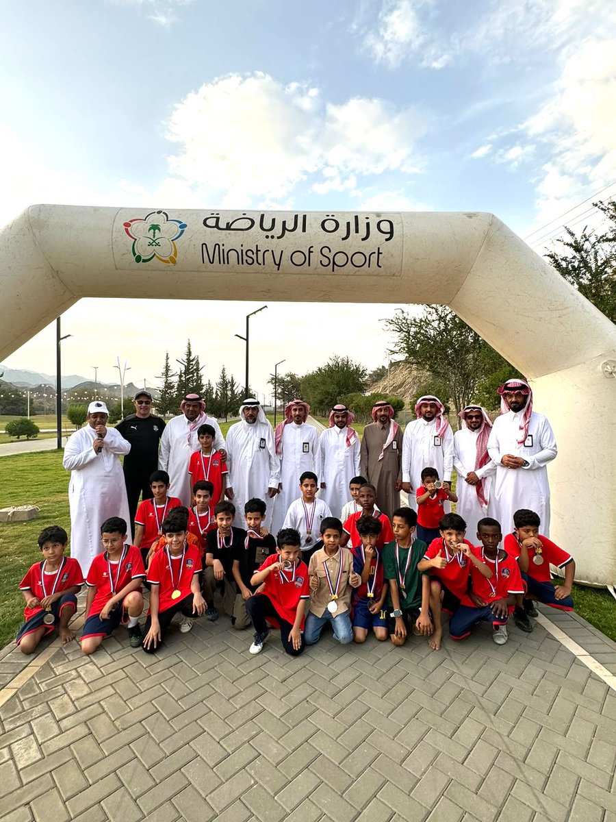 MaeshuqMunicipa's tweet photo. بحضور رئيس مركز بيدة ورئيس بلدية معشوقة وممثل فرع وزارة الرياضة بمنطقة الباحة والرئيس التنفيذي لنادي العين ورئيس جمعية التنمية الأهلية ببيدة اختُتمت فعالية سباق الجري بتكريم الفائزين وتسليمهم الميداليات والجوائز، تقديرًا لأدائهم المتميز، في أجواء رياضية جسدت روح التنافس والمشاركة المجتمعية.

#بلدية_معشوقة
#أمانة_منطقة_الباحة
#صيف_الباحة_2026
