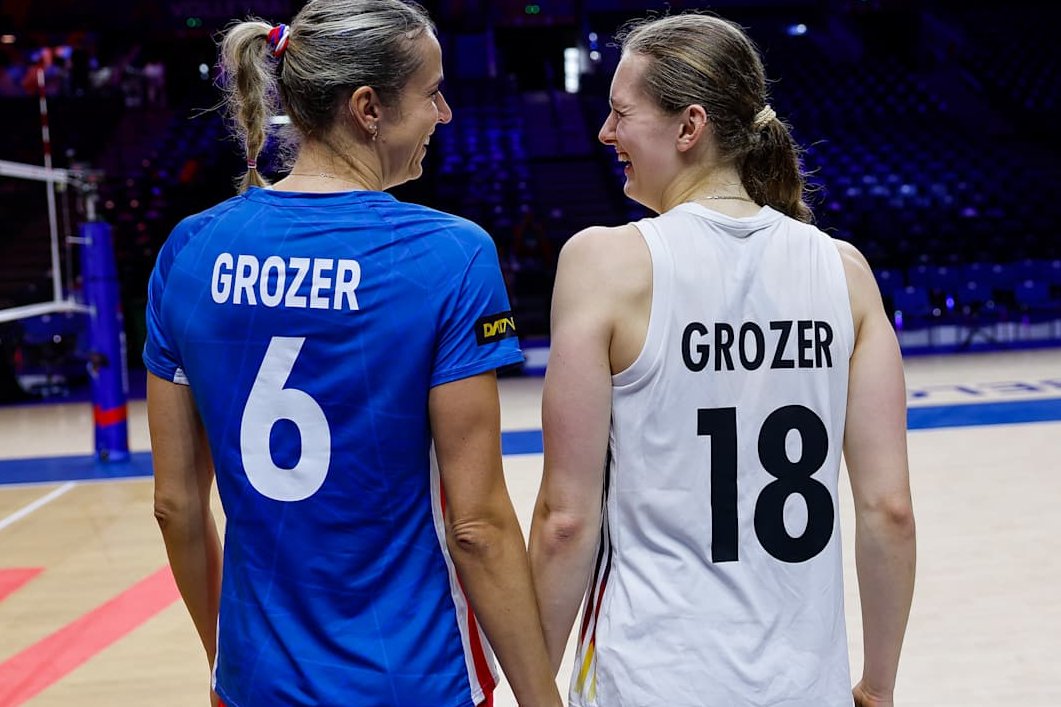 portal_volei's tweet photo. Madrasta contra enteada na VNL? Tivemos de novo! Helena Grozer (Tchéquia) e Leana Grozer (Alemanha) voltaram a se enfrentar na VNL. O mais curioso é que György Grozer, marido de uma e pai da outra, também está inscrito na VNL Masculina pela Alemanha. Só o vôlei consegue criar conexões que nenhum roteiro imaginaria 🇨🇿🇩🇪

📷 FIVB