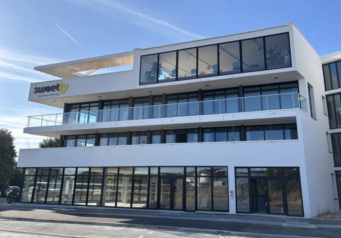 Martinezsmart17's tweet photo. En tant qu’architecte 
Je vous montre la dernière création qui vient d’être construite 
C’est un hôtel de 200 chambres https://t.co/AW0xftrs9L