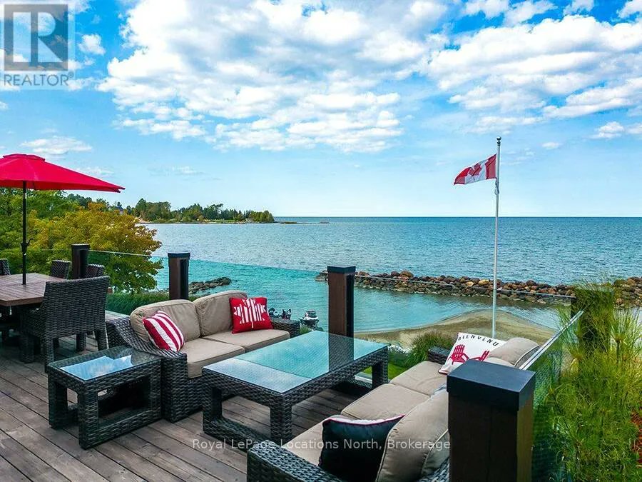 LUXRE's tweet photo. An Exclusive 200ft Sandy Shoreline Retreat on Lake Drive, Thornbury. Discover the ultimate waterfront sanctuary, where 200ft of rare sandy beach meets the sparkling blue of Georgian Bay.

🗝️ Royal LePage Locations North, Brokerage | $9,000,000 CAD | https://t.co/kHIXcEQ4b2 https://t.co/1dCdxWfbh8