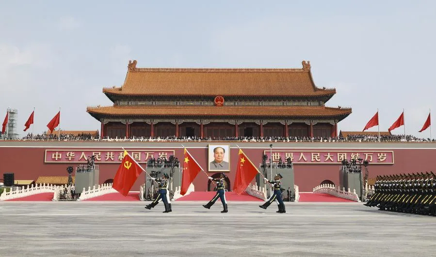 RafaelFontana's tweet photo. 🇨🇳 Conheça a chinesa COFCO.
A empresa nem finge ser independente, ela faz parte do Partido Comunista Chinês.
É essa estatal a favorita para comprar a Rumo, dominando, assim, o transporte do agro brasileiro.

E pior: a empresa está enrolada em vários lugares do mundo, é uma verdadeira praga chinesa.

Saiba mais sobre os processos Judiciais e Práticas Lesivas da COFCO Corporation (China National Cereals, Oils and Foodstuffs Corporation), a estatal chinesa líder global em agronegócio, alimentos e commodities (soja, grãos, açúcar, etc.).

Ela opera em dezenas de países, com forte presença na América do Sul via COFCO International (incluindo o Brasil). A empresa enfrenta críticas por práticas em cadeias de suprimento e regulações de mercado, embora muitos casos envolvam subsidiárias ou executivos individuais. 

Principais Ações Judiciais e Regulatórias. 

1.Austrália (2024 – em andamento)
A ASIC (regulador australiano) moveu ação civil por penalidades contra COFCO International Australia Pty Ltd e COFCO Resources SA.

Alegação: Manipulação de mercado de futuros de trigo (contrato WMF3 na ASX24) em 34 ocasiões entre 17/01/2022 e 03/03/2022, por meio de ordens não genuínas próximas ao fechamento (“marking the close”) para influenciar artificialmente os preços de liquidação diária.
Status: Processo em curso no Federal Court; audiência marcada para 28/09/2026. Busca declarações e multas pecuniárias. 

2. Estados Unidos (2022) 
•CFTC multou COFCO Corp. e Chinatex em US$ 720 mil (conjuntamente) por wash trading, violação de limites de posição especulativa e falhas de reporte em futuros de algodão (ICE Cotton). 
•ICE Futures US aplicou multas totais de US$ 3,3 milhões a Chinatex e COFCO Resources SA por evasão coordenada de limites de posição em 2020. 
•
3. Holanda / Aquisição da Nidera (2014–2024)
Após adquirir a trader holandesa Nidera (com operações no Brasil), a COFCO descobriu irregularidades contábeis significativas (~US$ 150 milhões de “buraco” nas contas latino-americanas) e perdas não autorizadas (~US$ 200 milhões em trading de biocombustíveis). 
•Processou ex-proprietários por mais de US$ 500 milhões (arbitragem confirmou fraude civil na transação). 
•Processou a EY (auditora) na Justiça holandesa por negligência na aprovação de contas distorcidas (2013–2015). Tribunal considerou a EY responsável. 
•
4. China (casos internos contra executivos) 
•Janeiro/2025: Ex-vice-presidente Zhou Zheng condenado a 12 anos de prisão por suborno (mais de 6 milhões de yuans), desvio de fundos públicos (mais de 2,4 milhões de yuans) e abuso de poder. 
•Outros executivos (incluindo vice-presidente e contador-chefe) foram investigados por corrupção e “graves violações disciplinares” em anos recentes. 

5. Estados Unidos (2023)
COFCO Sugar Holding foi incluída na lista UFLPA (Uyghur Forced Labor Prevention Act), resultando em restrições de importação por riscos de trabalho forçado associado a Xinjiang. 

6. Brasil 
•Centenas de processos civis, trabalhistas e comerciais rotineiros envolvendo COFCO International Brasil S.A. (dívidas, reclamações trabalhistas etc.). 
•Alegações de ONGs (Repórter Brasil, Global Witness, Mighty Earth) de compras de soja de fornecedores com embargos ou multas ambientais por desmatamento (IBAMA/SEMA), apesar de compromissos de sustentabilidade da COFCO. Não foram identificados processos judiciais criminais ou ambientais de grande porte movidos diretamente contra a empresa por desmatamento. 
•2025: Aprosoja-MT moveu ação coletiva contra várias tradings (incluindo unidade brasileira da COFCO) questionando regras do Moratório da Soja e buscando indenizações.

Práticas Alegadamente Lesivas ou Ilegais
•Manipulação de mercados de derivativos (futuros de trigo e algodão). 
•Fraudes contábeis e perdas ocultas em subsidiária adquirida (Nidera/Brasil). 
•Corrupção e desvio de recursos por altos executivos (casos chineses). 
•Elos em cadeias de suprimento com desmatamento ilegal ou violações ambientais por fornecedores (alegações de ONGs). 
•Riscos de trabalho forçado em cadeias (restrições americanas).

A COFCO frequentemente atua como demandante em disputas comerciais, nega irregularidades sistêmicas e destaca avanços em rastreabilidade e soja “deforestation-free” verificada. 

Muitos casos permanecem em andamento ou foram resolvidos via multas/regulatórias sem admissão de culpa.

Fontes: Comunicados oficiais da ASIC, CFTC, Reuters, tribunais holandeses, China Daily e investigações de ONGs. Informações atualizadas em 2026, os processos estão em andamento.