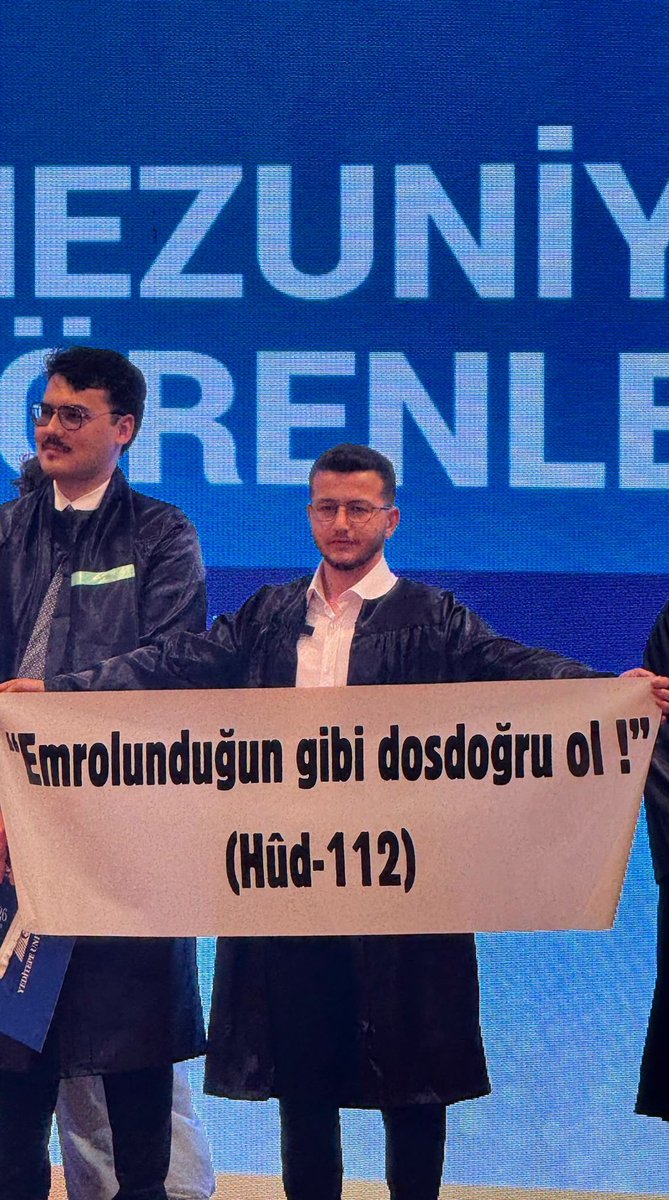 AGDSalihTURHAN's tweet photo. İstanbul’da bulunan Yeditepe Üniversitesi Hukuk Fakültesi mezuniyet töreninde, bir öğrenci kardeşimizin üzerinde Hûd Suresi’nin 112. ayetinde yer alan “Emrolunduğun gibi dosdoğru ol.” mealinin bulunduğu pankartı taşımasının; bazı öğrenciler ve akademisyenler tarafından engellenmeye çalışılması kabul edilemez bir tutumdur.

Asırlar boyunca insanlığa ahlakı, adaleti ve istikameti öğütleyen ilahi bir mesaja dahi tahammül gösteremeyen bu yaklaşım; ifade özgürlüğü, düşünce hürriyeti ve akademik çoğulculuk ilkeleriyle açıkça çelişmektedir.

Üniversiteler; farklı fikirlerin ve düşüncelerin özgürce ifade edilebildiği, hakikatin arandığı, ilmin ve özgür düşüncenin merkezi olması gereken kurumlardır. Buna rağmen yalnızca Kur’an-ı Kerim’den bir ayetin mealini taşıyan pankarta yönelik sergilenen bu menfi tavır, özgürlük söylemlerinin samimiyetini sorgulatmakta ve tahammülsüz bir zihniyetin yansıması olarak karşımıza çıkmaktadır.

Unutulmamalıdır ki gerçek özgürlük; yalnızca kişinin kendi düşüncesine alan açması değil, farklı gördüğü fikir ve inançların ifade hakkını da savunabilmesidir.

İnanç değerlerine ve ifade hürriyetine yönelik bu yaklaşımı doğru bulmadığımızı ifade ediyor; üniversitelerimizin dar kalıpların değil, hür düşüncenin, ahlaki değerlerin ve ilmi birikimin merkezi olması için mücadelemizi sürdüreceğimizi kamuoyuna beyan ediyoruz.