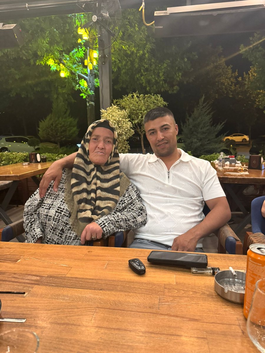 Mustafa869696's tweet photo. Kıymetli Sedat Peker Reisim

Gurbette askerlik yapan evladınızım. Maddi sıkıntılarımı ve borçlarımı bir kenara bıraktım, onlar bir şekilde hallolur. 

Benim tek derdim, tek varlığım olan annemin ellerindeki bu ciddi rahatsızlık. Gaziantep’te çok acı çekiyor, tedaviye ihtiyacı var ve artık dayanacak gücü kalmadı. Sizden maddi destekten önce, annenizin sesi olmanızı ve bu çaresizliğime bir kapı açmanızı yalvararak istiyorum. Lütfen sesimi duyun. @sedat_peker