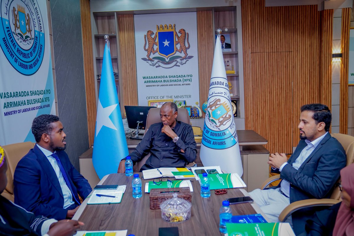 SomaliaMolsa's tweet photo. H.E. Prof. Salim Alio Ibro received a high-level IGAD delegation at MoLSA today. Discussions focused on the IGAD Free Movement Protocol, labour migration, and enhanced regional cooperation. https://t.co/tEYx7WfUxI