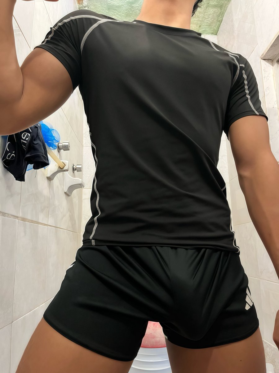 uklymaic's tweet photo. Antes de entrenar / despues de entrenar https://t.co/Y90DrcAs4r