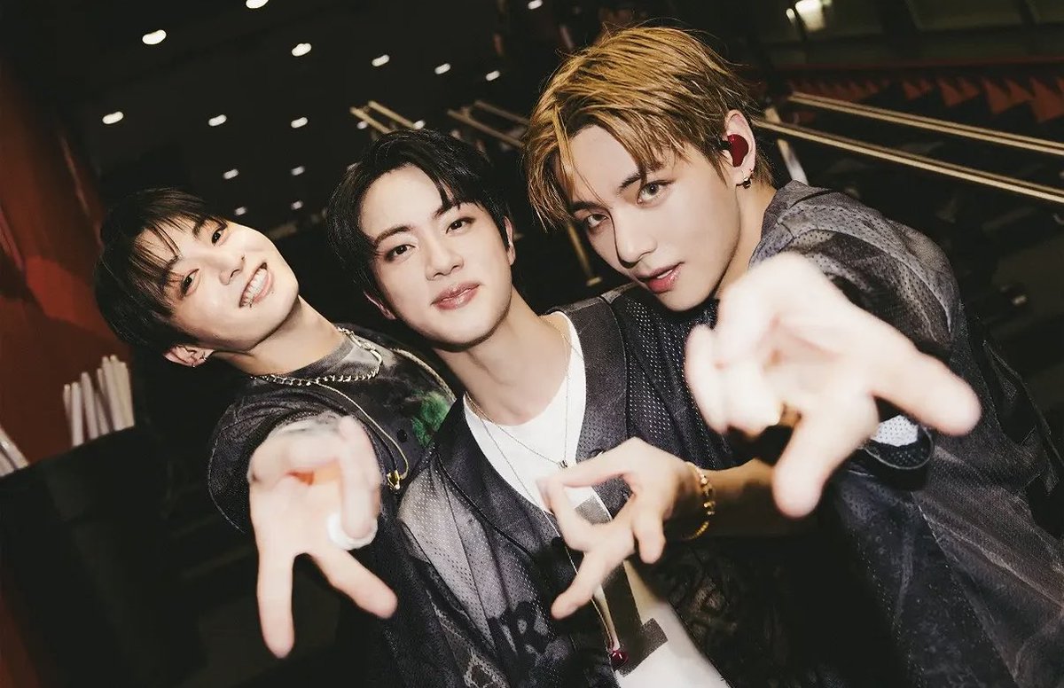 chosoren's tweet photo. my favorite genre of bts photos https://t.co/vomtq6cWwm