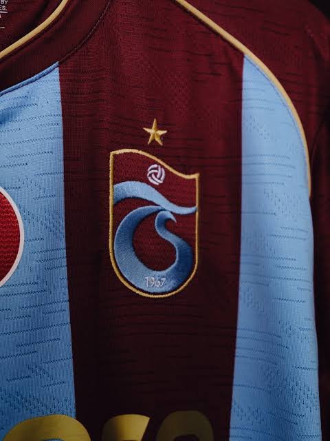 snowrax's tweet photo. Sevgili renktaşlarım, BÜYÜK TRABZONSPOR taraftarı; 

Başkan ve yönetim taraftarın gönlünü almak için şampiyonluğa oynayacak kadroyu kurmak için elinden gelenin fazlasını yapıyor. 

Herkesi kombine almaya,Forma almaya,TS Club ürünleri almaya, Trabzonspor sosyal medya platformlarına üye olmaya davet ediyorum.

Biz bir olursak güçlü oluruz. İstanbula karşı hep beraber, omuz omuza... 🩵♥️👊🏻
