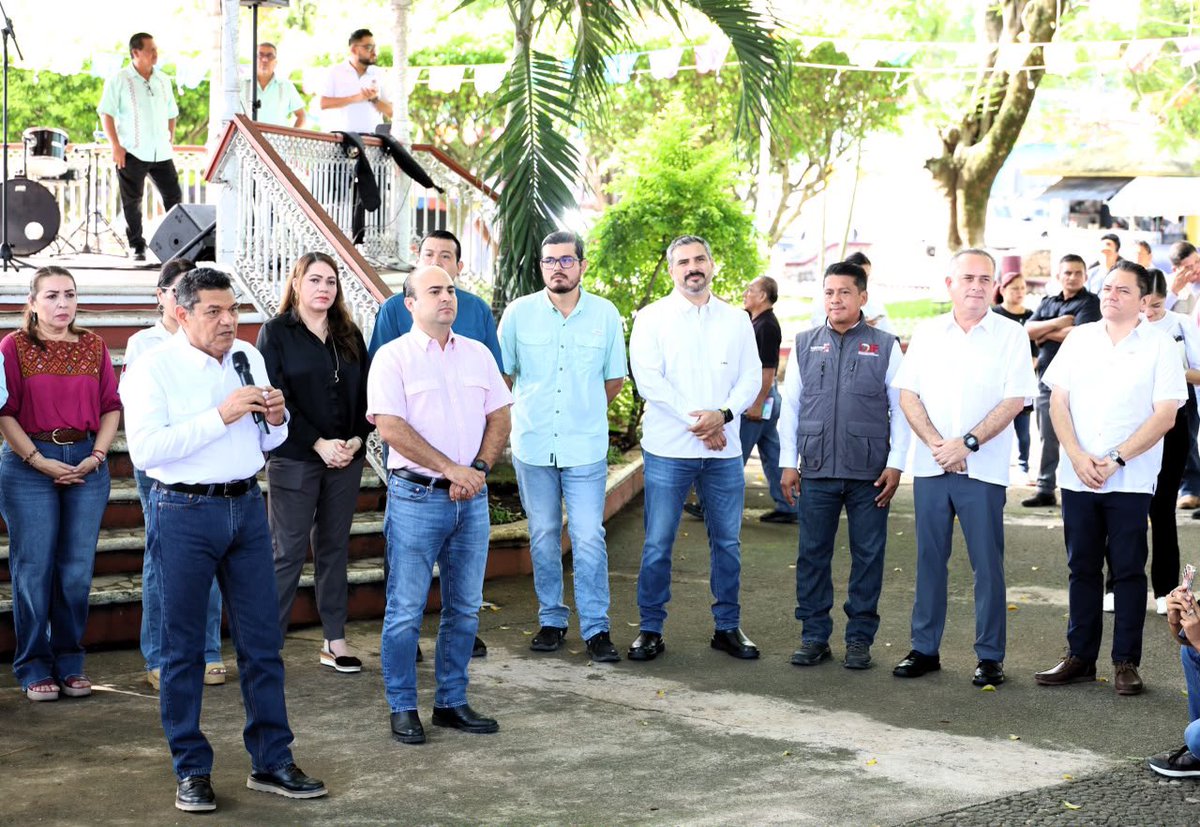 tsj_tabasco's tweet photo. Para fortalecer el contacto directo con la ciudadanía, escuchar sus principales necesidades y dar respuesta oportuna a sus planteamientos mediante la participación de las distintas dependencias e instituciones, este miércoles el gobernador Javier May Rodríguez encabezó las Jornadas de Atención al Pueblo en Territorio, efectuadas en el parque central de la cabecera municipal de Teapa.

Con este mismo compromiso de servicio, el magistrado presidente del Tribunal Superior de Justicia, Carlos Efrain Reséndez Bocanegra, encabezó la mesa de atención del Poder Judicial, donde escuchó de manera personal las inquietudes de las y los ciudadanos relacionadas con los asuntos que se encuentran en trámite ante los juzgados de la región.

Durante las jornadas, Norma Alicia Silván Reyes, jefa de sala del Juzgado de Control y Tribunal de Enjuiciamiento de la Región 3 de Jalapa; Yessenia Narváez Hernández, jueza Civil de Teapa; y Marcela Fernández Cornelio, directora de Enlace Social y Vinculación Ciudadana, brindaron orientación y resolvieron dudas sobre los procedimientos judiciales.