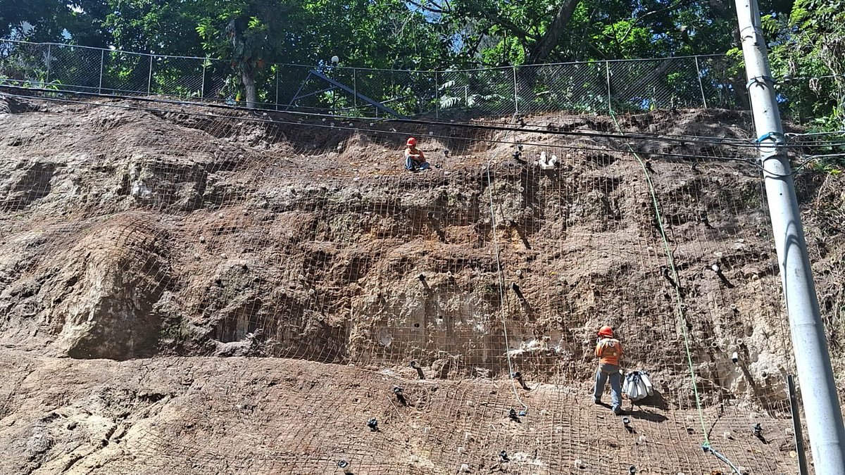_vive1021's tweet photo. #ViveNews | Personal de @FOVIALITO  avanza con las obras de mitigación de talud en carretera antigua a Panchimalco. 🚧#Traficosv #ViveFM #102uno https://t.co/4L3vlQEmEk