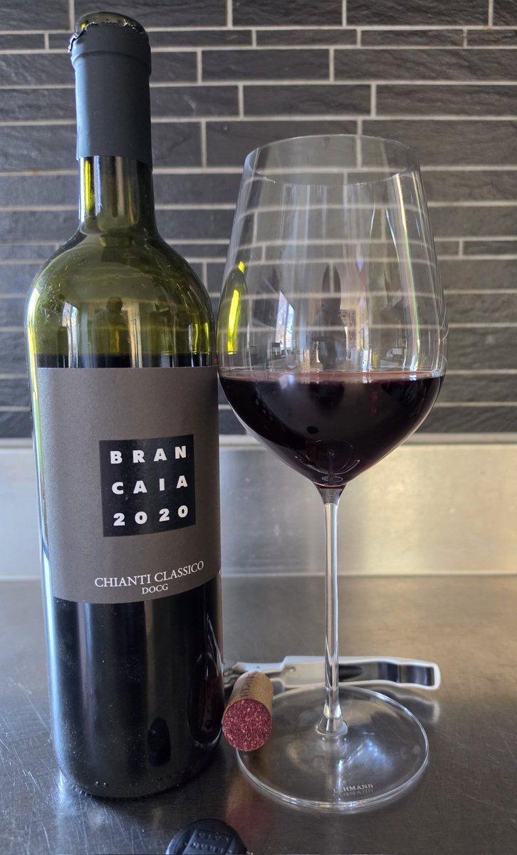 vinkallarkillen's tweet photo. #Persvintips kör härifrån nu tills jag kommer in på @pensionspengar igen.
Prisvärd kvalitets Chianti Classico från Brancaia. 2024 på SB för 199 kr. Fynd! Min är 2020 och är 👌 https://t.co/ptbmXlPMN5