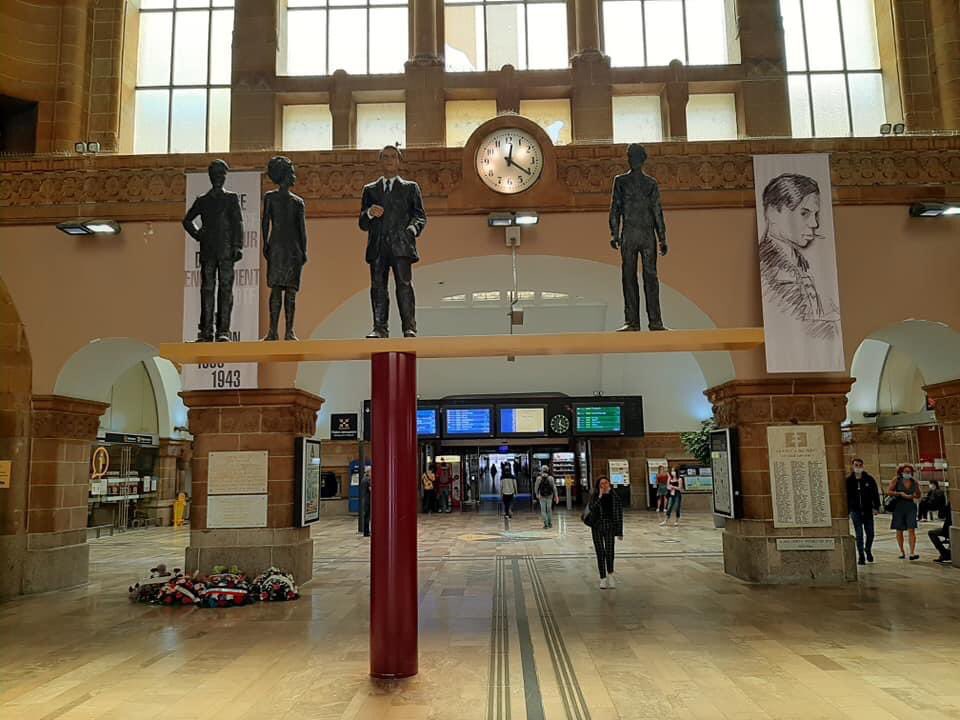 CelineMalaise's tweet photo. « Il est des heures où servir son pays a un tel caractère d’impérieuse obligation.»

Le 8 juillet 1943, le corps de Jean Moulin torturé par la Gestapo est retrouvé sans vie dans un train de déportés en direction de l’Allemagne à la gare de Metz.
Levez les yeux pour vous souvenir. https://t.co/t77kHSxiRk