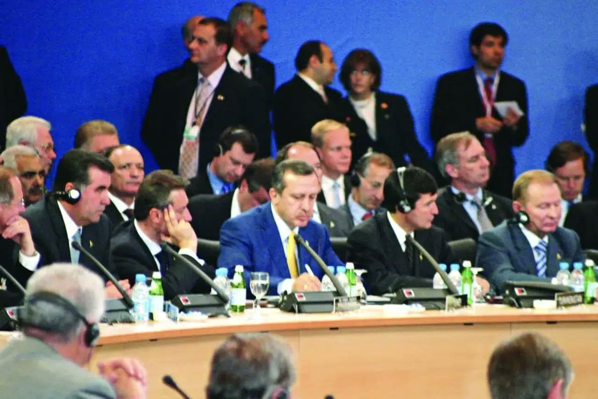 cengizaksan's tweet photo. 2004 Yılında İstanbul'da yapılan NATO Zirvesi'ne Dönemin Cumhurbaşkanı Ahmet Necdet Sezer, Başbakan Recep Tayyip Erdoğan'ı eşi başörtülü olduğu için yanlız çağırmıştı. https://t.co/qteDHgre3w