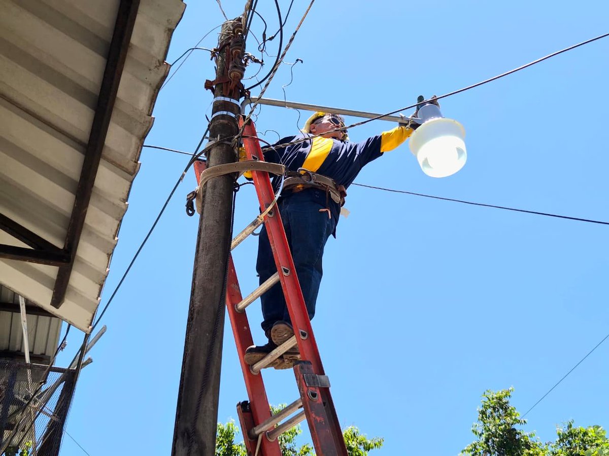 DistritoMuni's tweet photo. La alcaldía de San Salvador Centro trabajó este miércoles en la reparación y cambio de luminarias en la residencial Campo Amor, Cuscatancingo, gracias al edil @marioduran, que lidera con éxito el Plan San Salvador Centro 100% Iluminado en los cinco distritos. https://t.co/EgLYHfHjf7