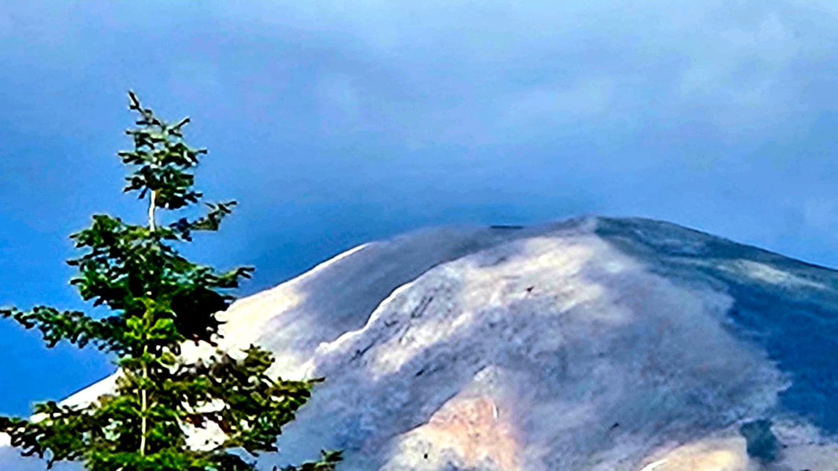 glykon's tweet photo. Dağdır tek gerçeğin, o senin kapın, o senin duvarındır. O en uzağındır içinde yaşadığın. O mutlak iradedir. O sınırdır içi sonsuzluk olan. Dağ, hiçbir betim, yüklem, epithet olmaksızın kendi başına bir ifadedir.
#somewhereatKastamonu https://t.co/qBqdmXuvsw